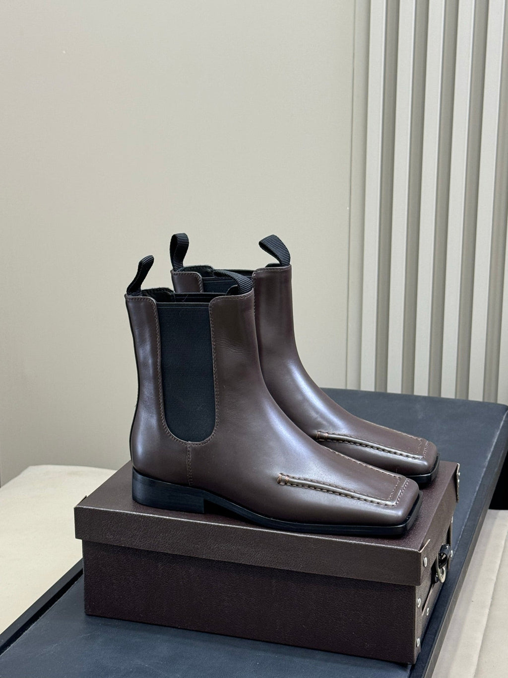 ALAIA 25S SQUARE TOE CHELSEA ANKLE BOOTS SHOES IN BROWN CALFSKIN