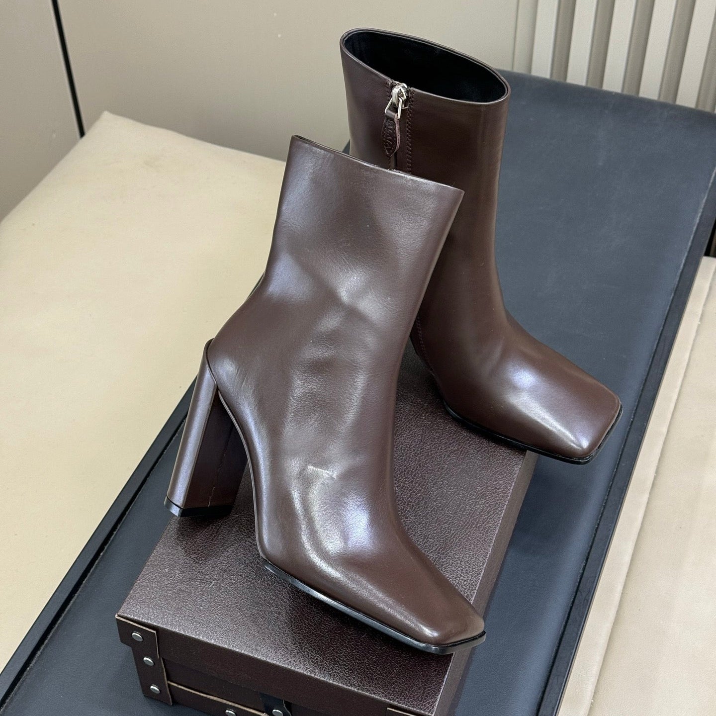 ALAIA 25S ANKLE HIGH-HEELED BOOTS IN DARK BROWN CALFSKIN