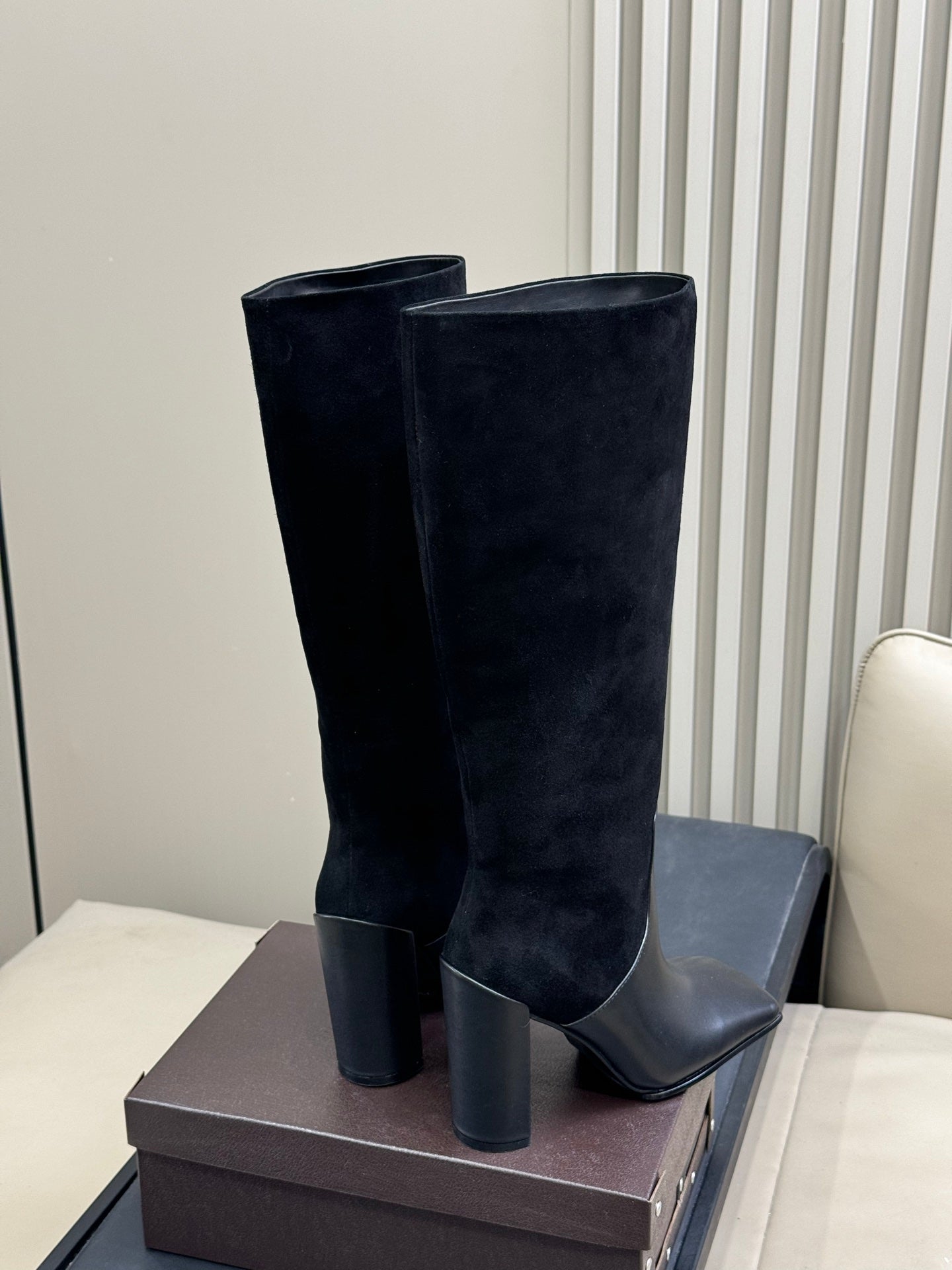 ALAIA 25S KNEE BOOTS IN BLACK CALFSKIN AND SUEDE