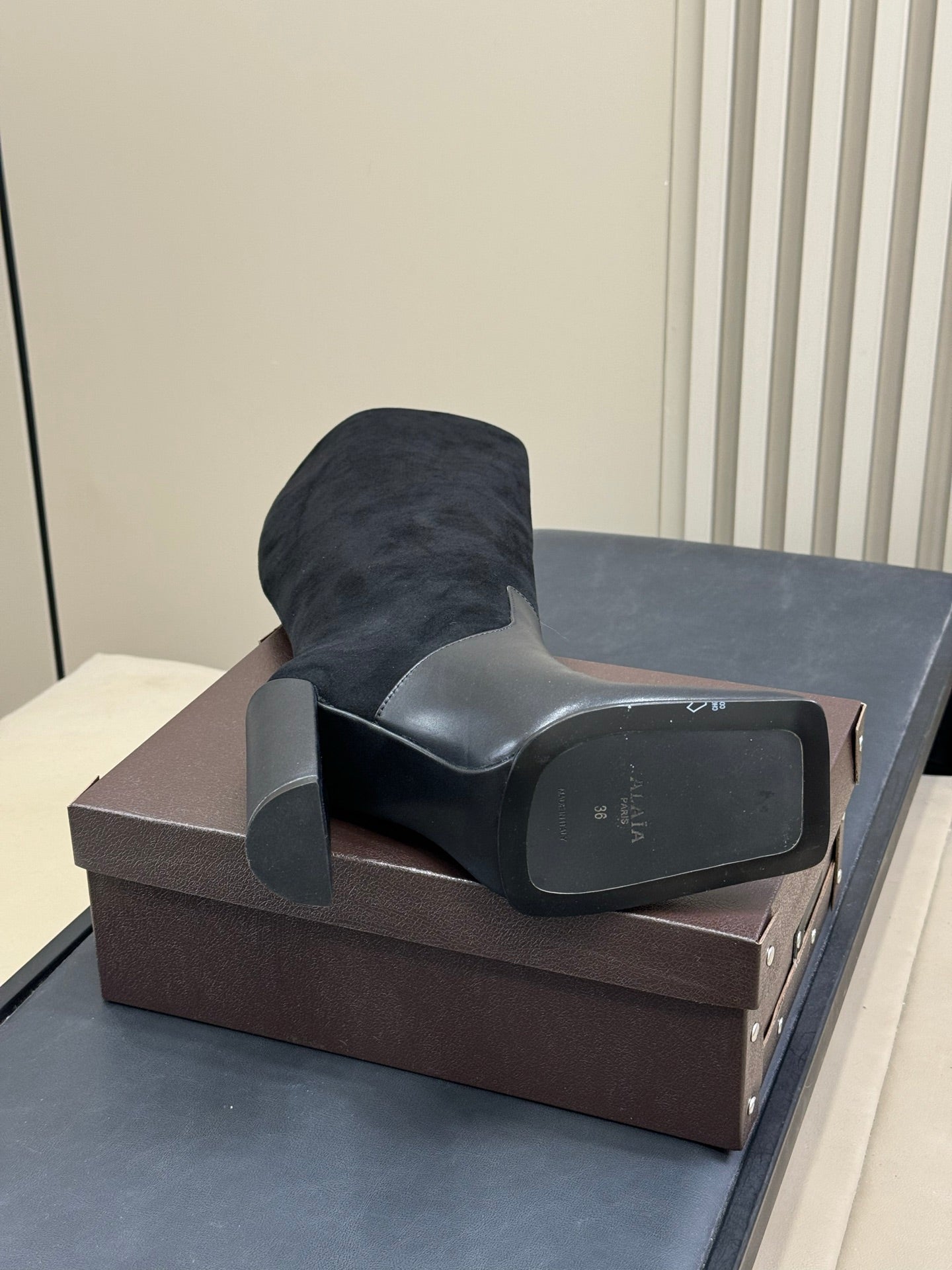 ALAIA 25S KNEE BOOTS IN BLACK CALFSKIN AND SUEDE