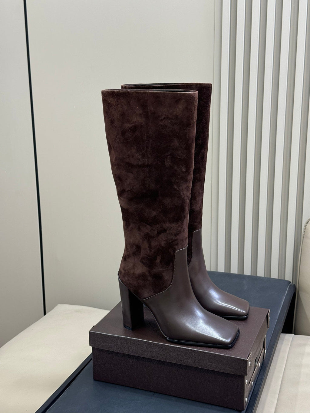 ALAIA 25S KNEE BOOTS IN BROWN CALFSKIN AND SUEDE