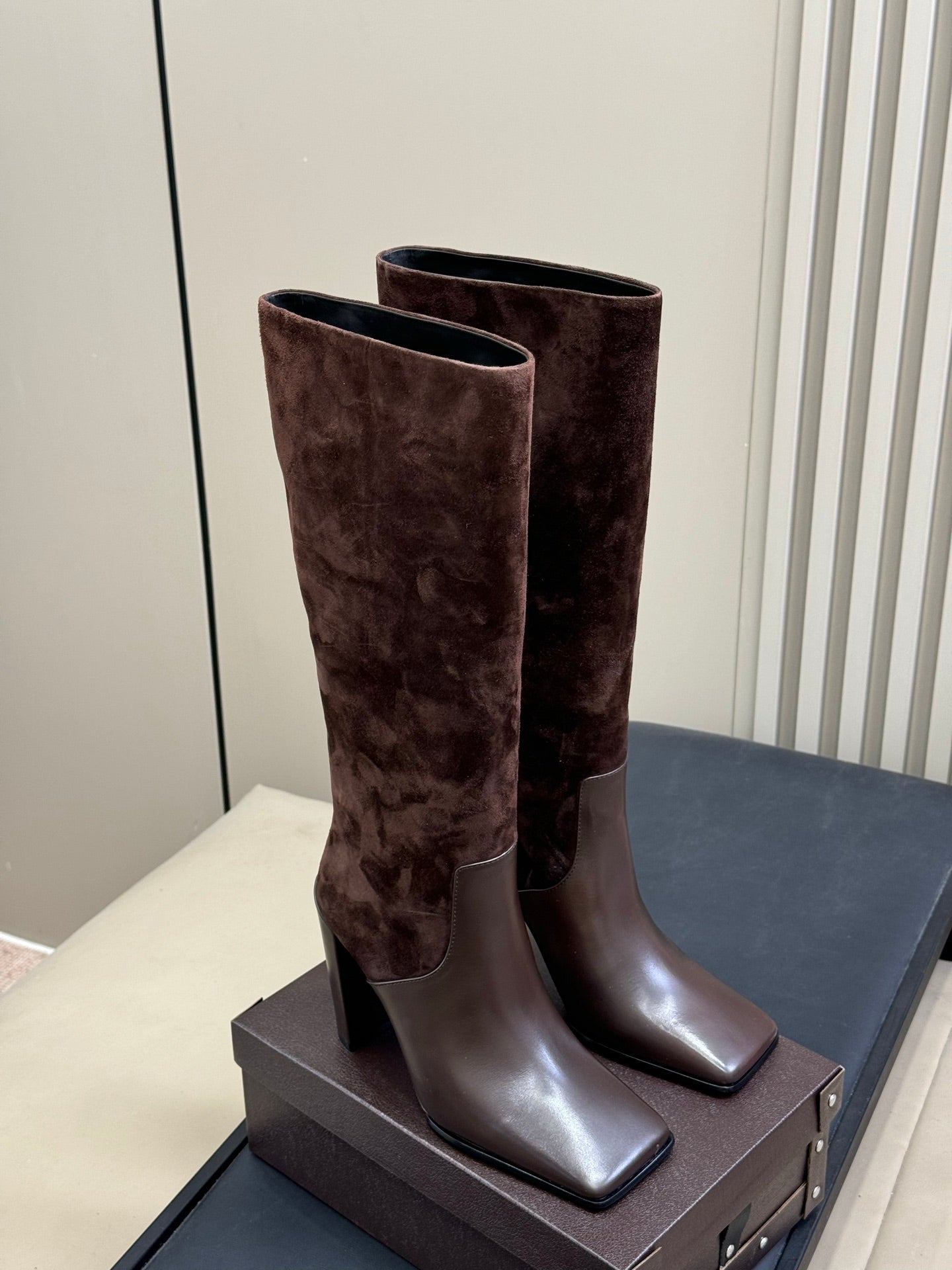 ALAIA 25S KNEE BOOTS IN BROWN CALFSKIN AND SUEDE