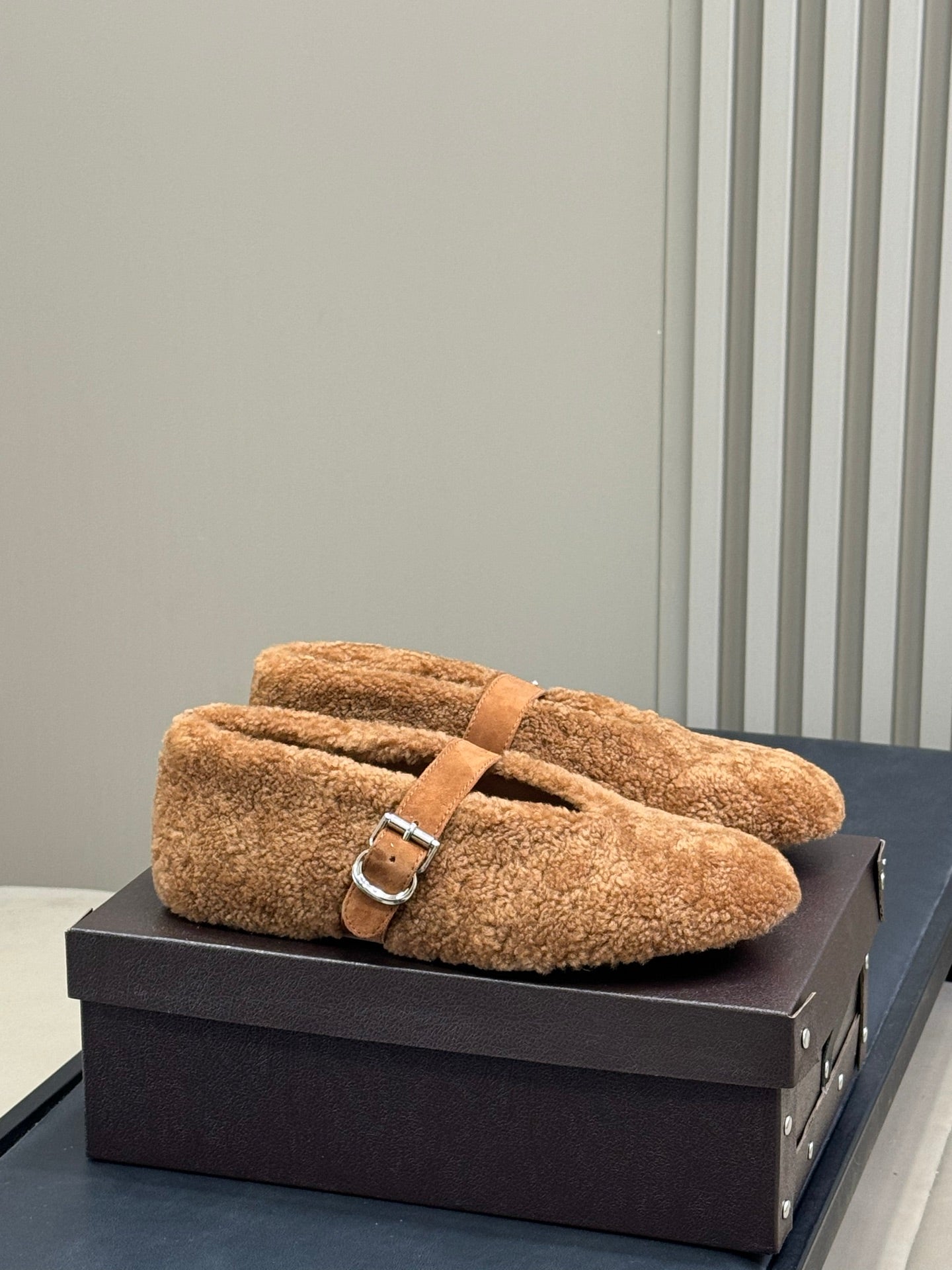 ALAIA 25S COZY MARY JANE SHEARLING FLATS IN CARAMEL