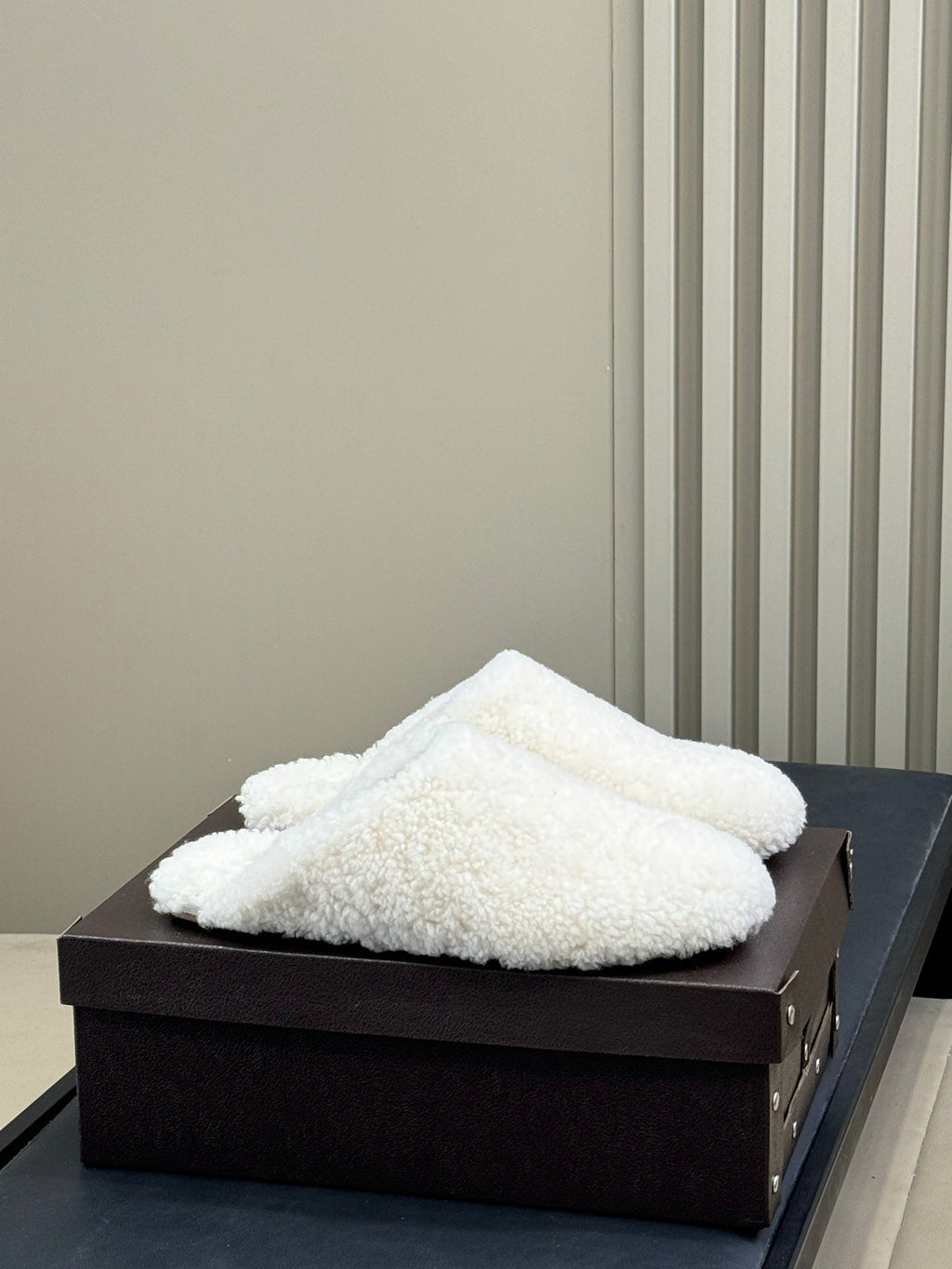 ALAIA 25S SHEARLING COZY SLIPPERS IN WHITE