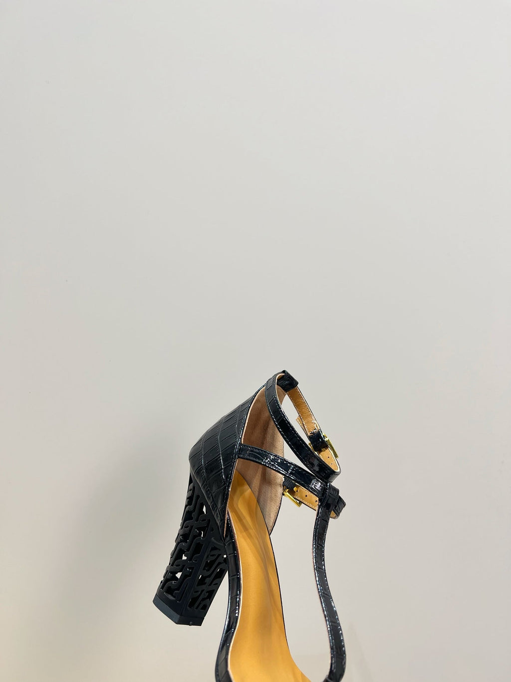 FENDI HIGH-HEELED 10 CM IN BLACK GLOSSY LAMBSKIN WITH GOLD HARDWARE