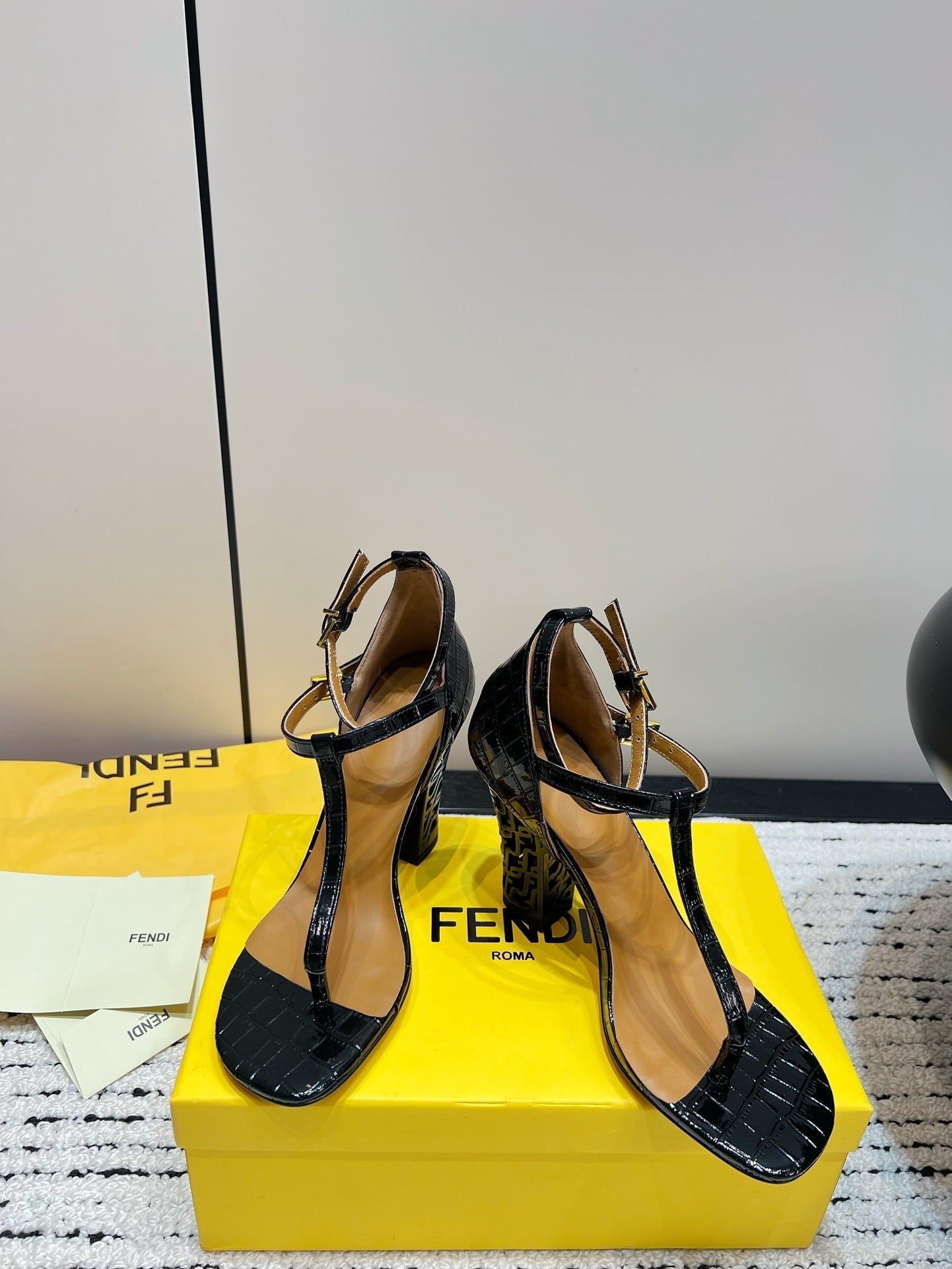FENDI HIGH-HEELED 10 CM IN BLACK GLOSSY LAMBSKIN WITH GOLD HARDWARE
