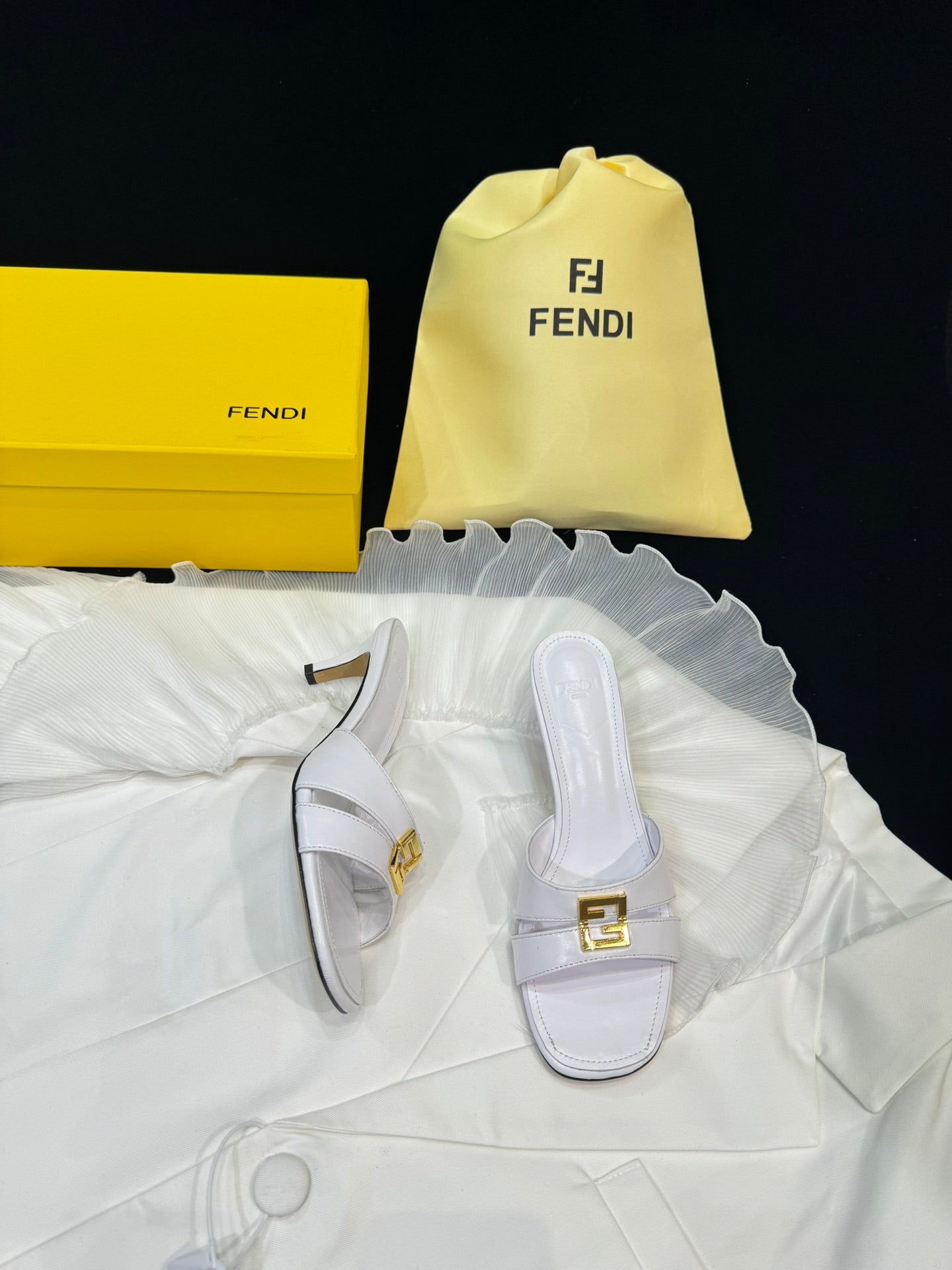 FENDI MEDIUM-HEELED 55 MM MULE IN WHITE LAMBSKIN WITH GOLD HARDWARE