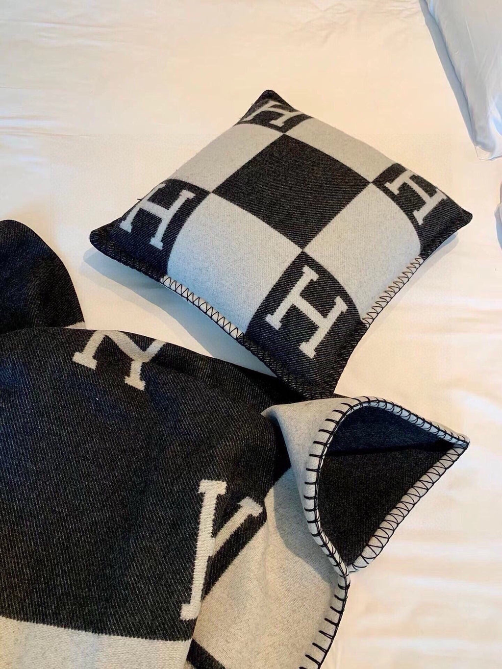 TIGRE BAYADERE BLANAVALON III THROW BLANKET IN BLACK CASHMERE 407142