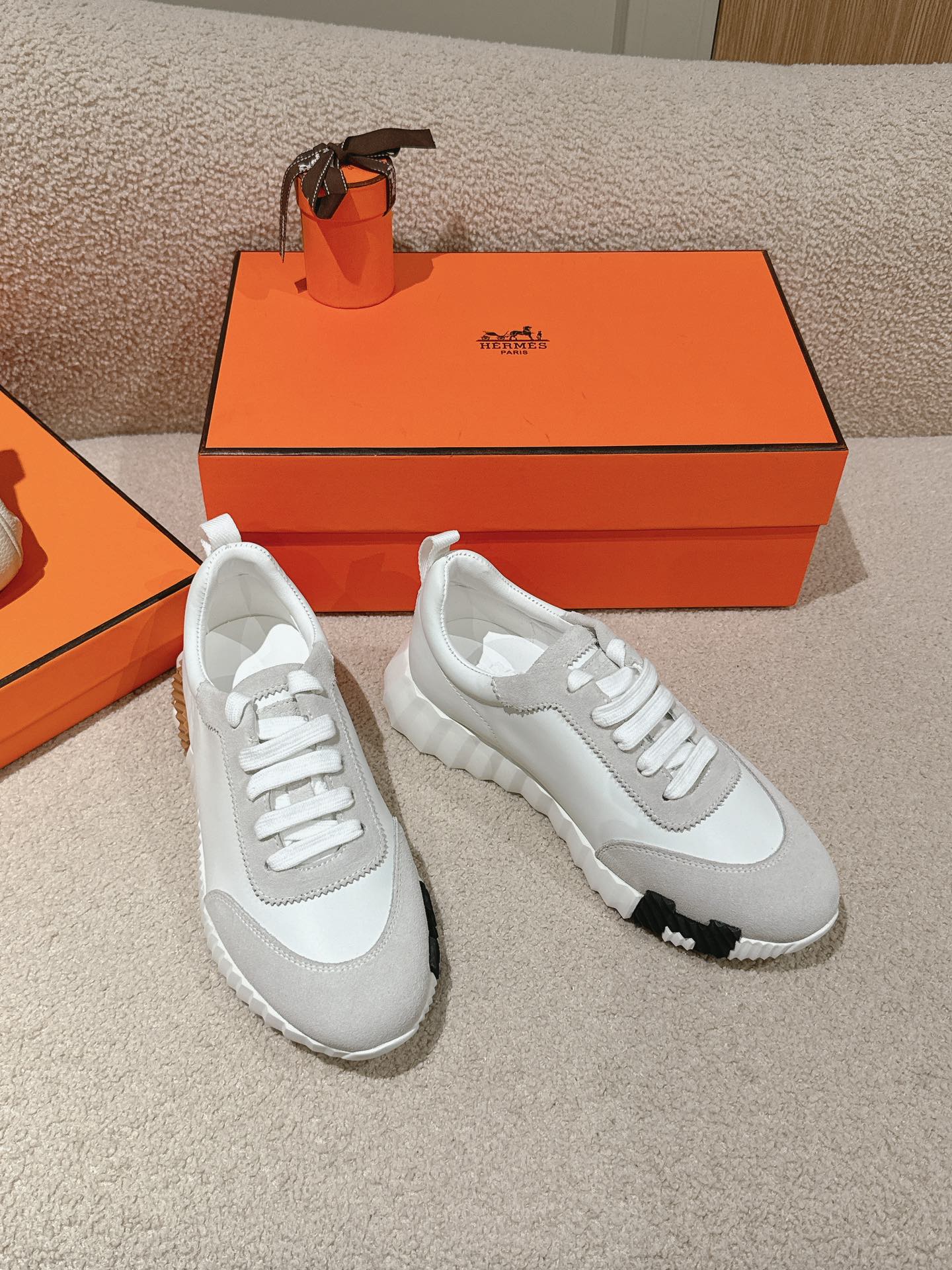 MAINLAND SNEAKER IN PALE GRAY SUEDE AND WHITE CALFSKIN 959308