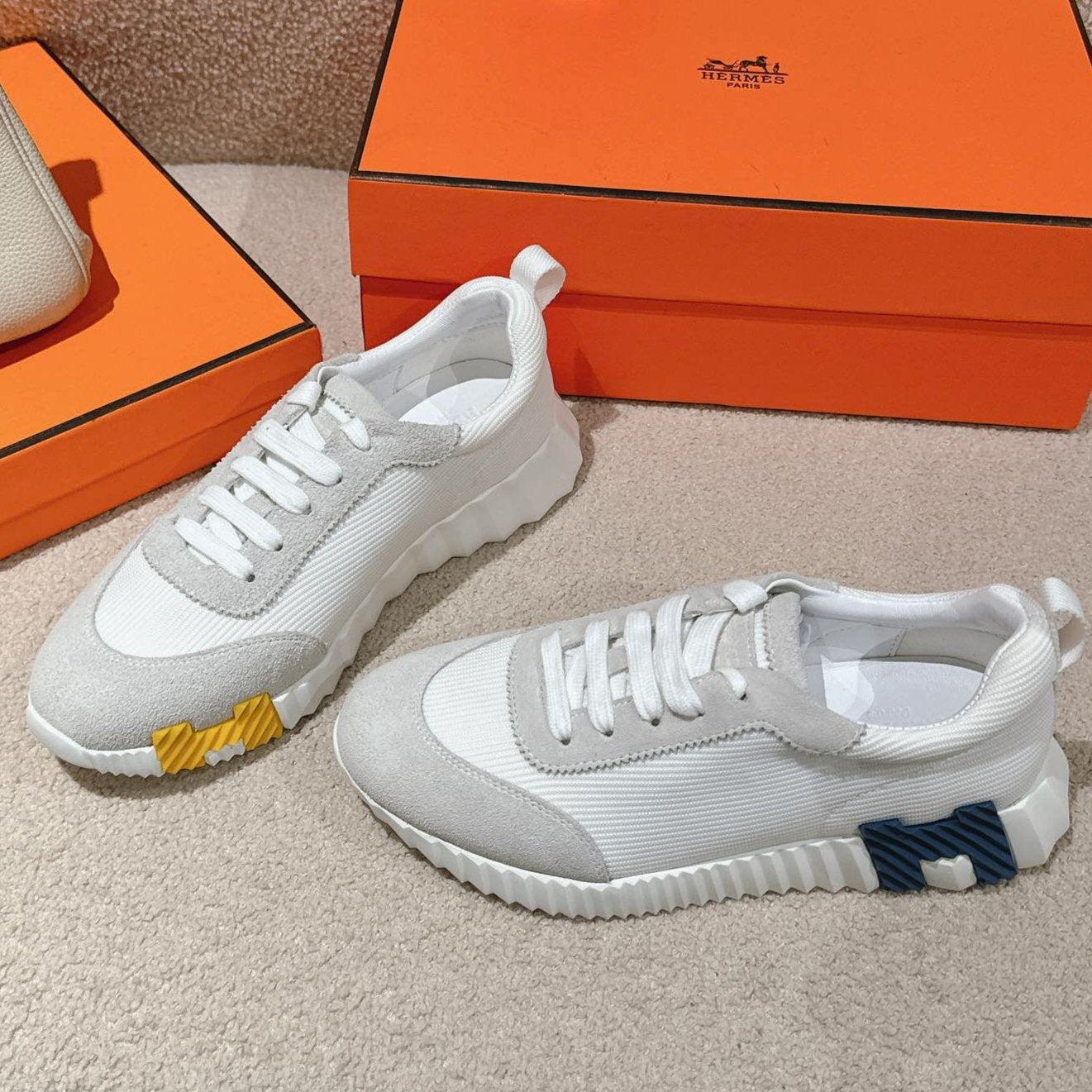 MAINLAND SNEAKER IN PALE GRAY SUEDE AND WHITE BREATHABLE MESH FABRIC 959352