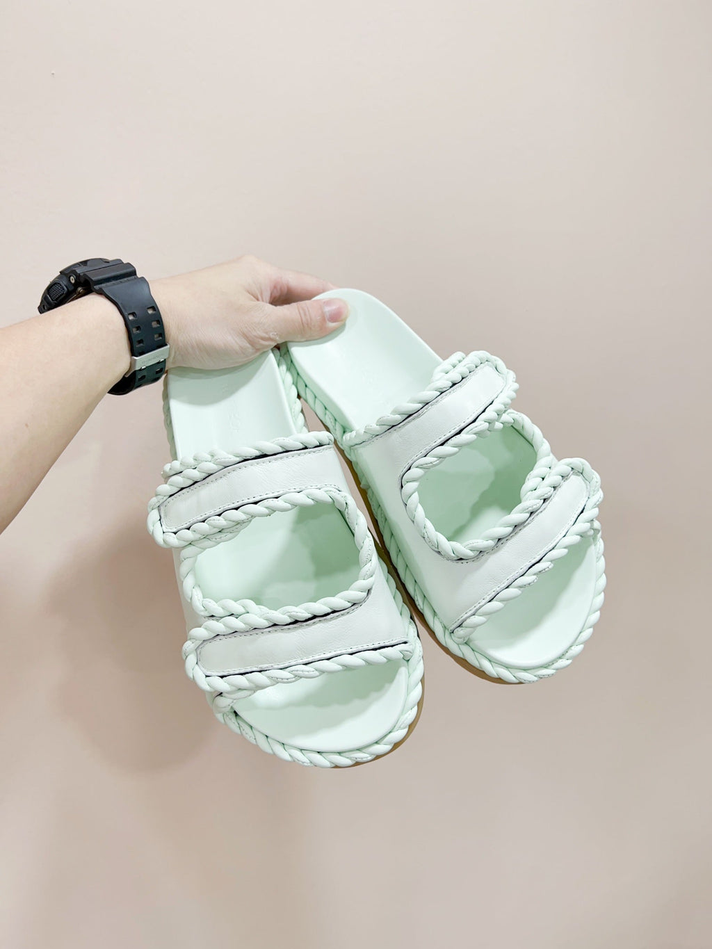 REFINED DAD SANDAL IN PISTACHIO GREEN LAMBSKIN MULE