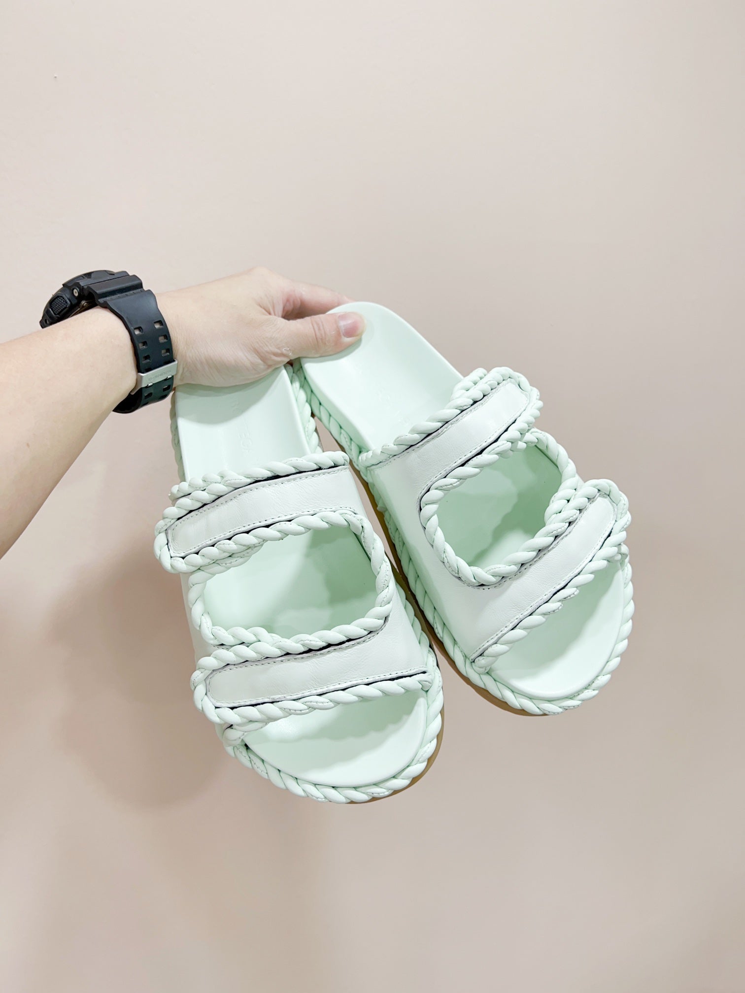 REFINED DAD SANDAL IN PISTACHIO GREEN LAMBSKIN MULE