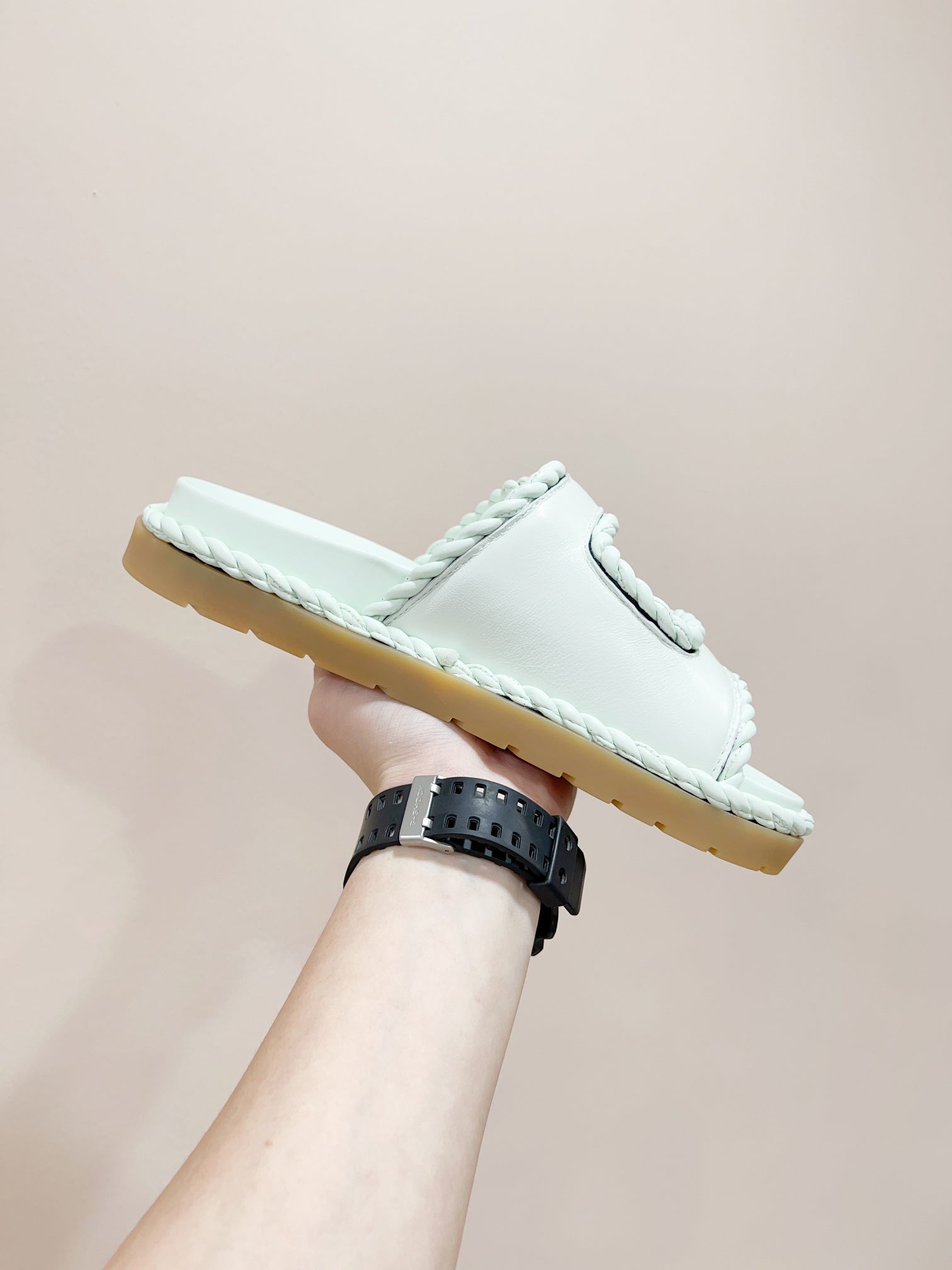 REFINED DAD SANDAL IN PISTACHIO GREEN LAMBSKIN MULE