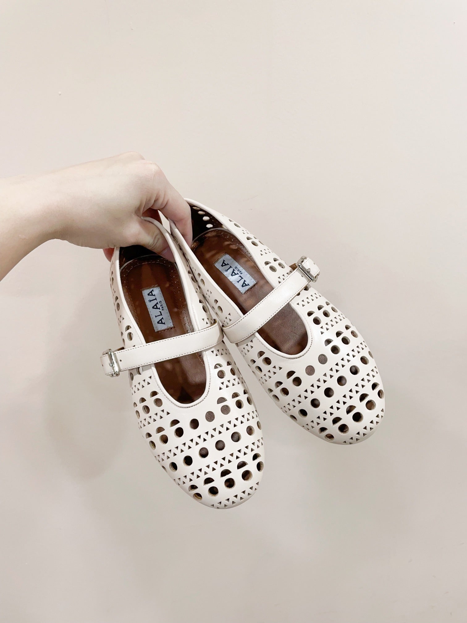 ALAIA HOLLOW BALLET FLAT IN BEIGE LAMBSKIN