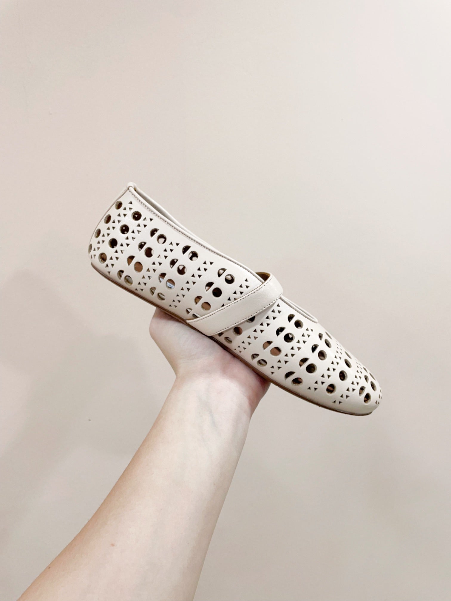 ALAIA HOLLOW BALLET FLAT IN BEIGE LAMBSKIN