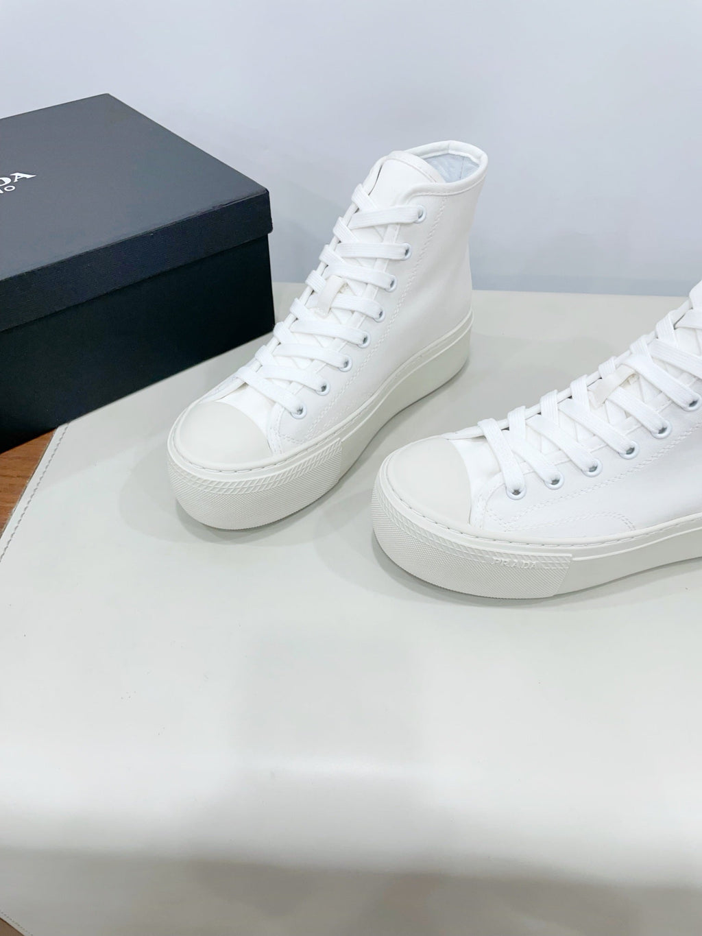 HIGH-TOP SEANKERS IN WHITE CANVAS