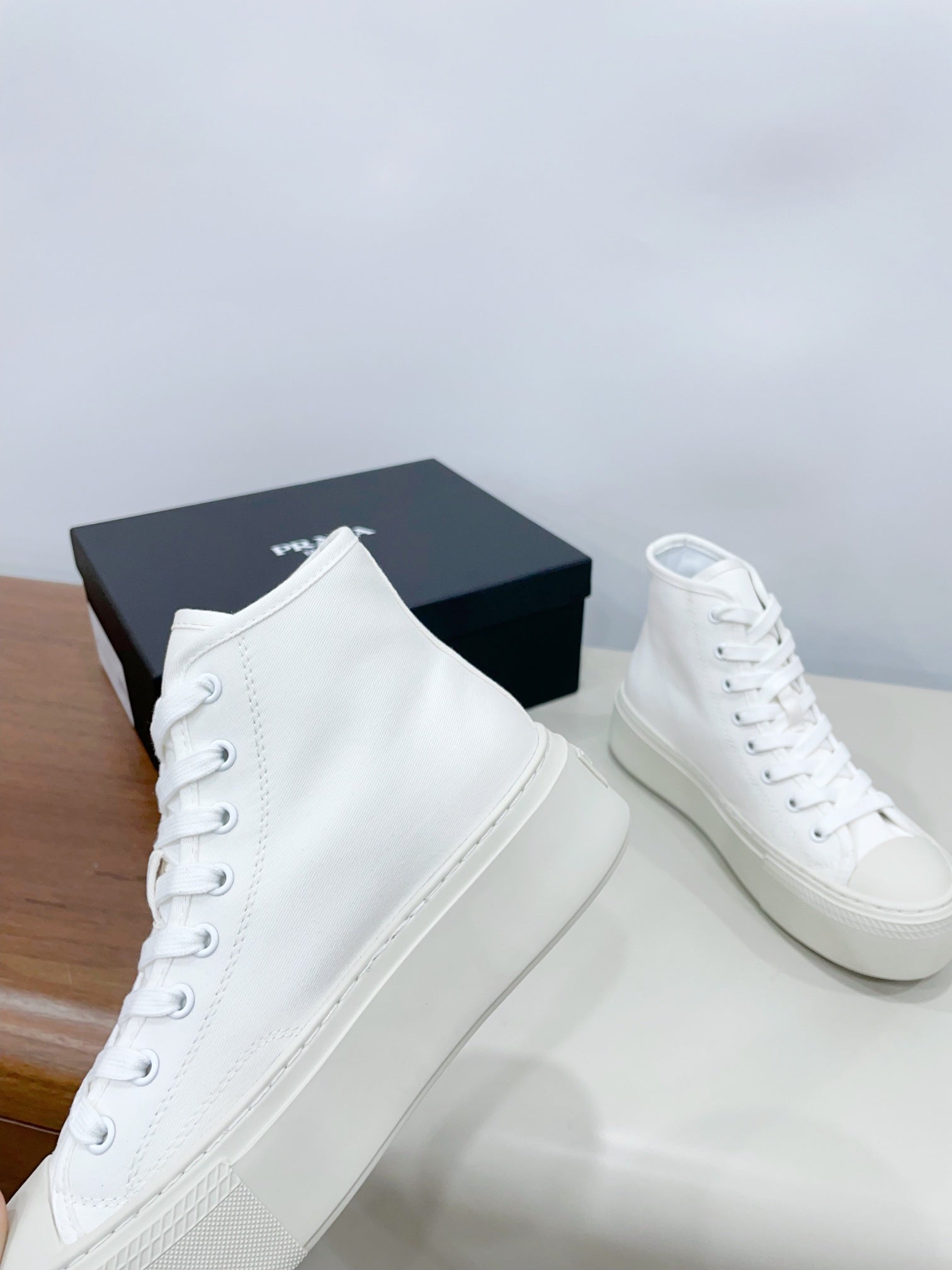 HIGH-TOP SEANKERS IN WHITE CANVAS
