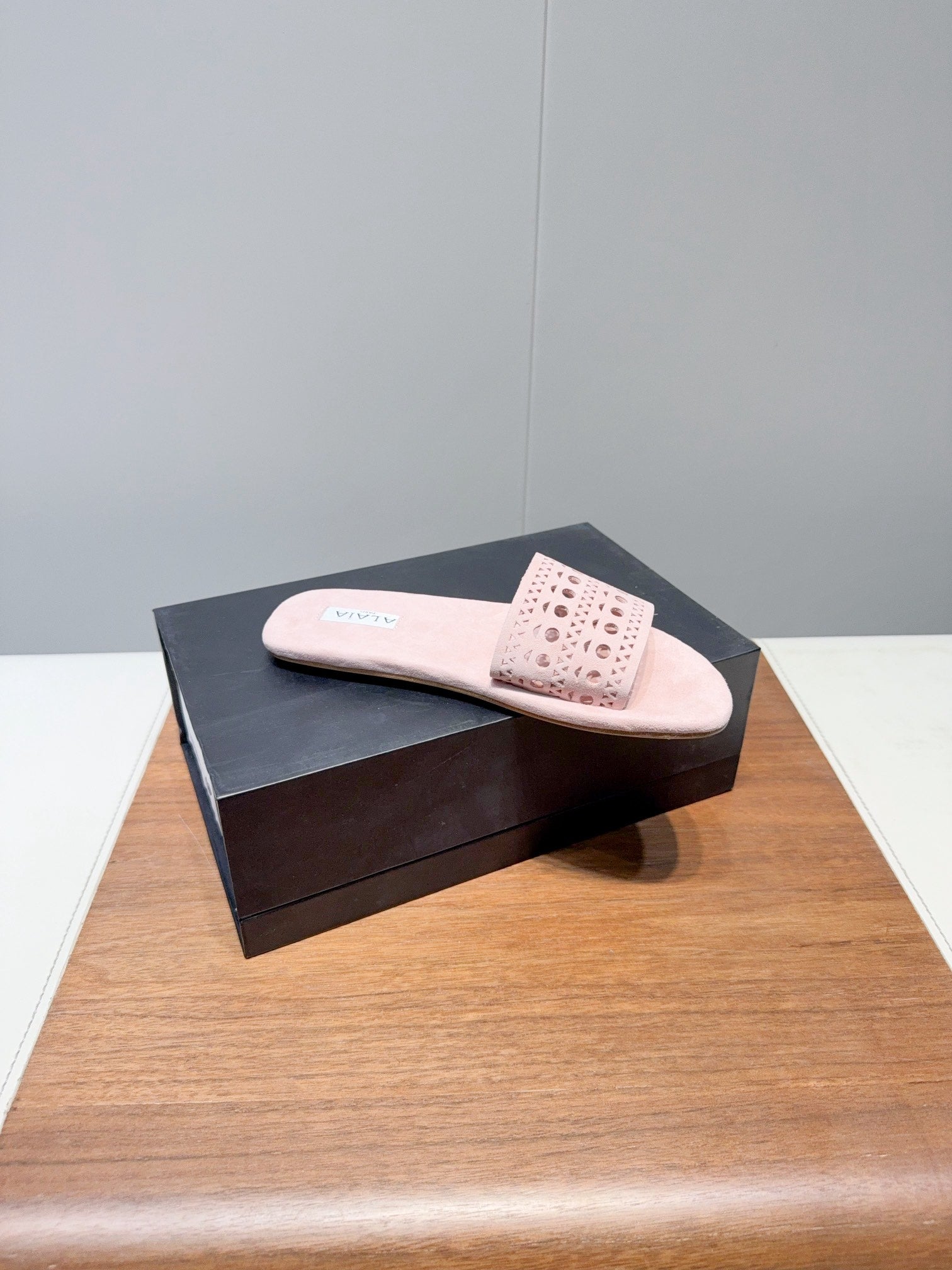 ALAIA FLAT SANDALS WITH PERFORATED STRAPS 25S IN LIGHT PINK SUEDE