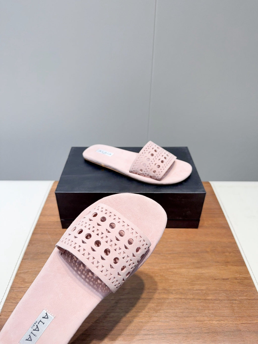 ALAIA FLAT SANDALS WITH PERFORATED STRAPS 25S IN LIGHT PINK SUEDE