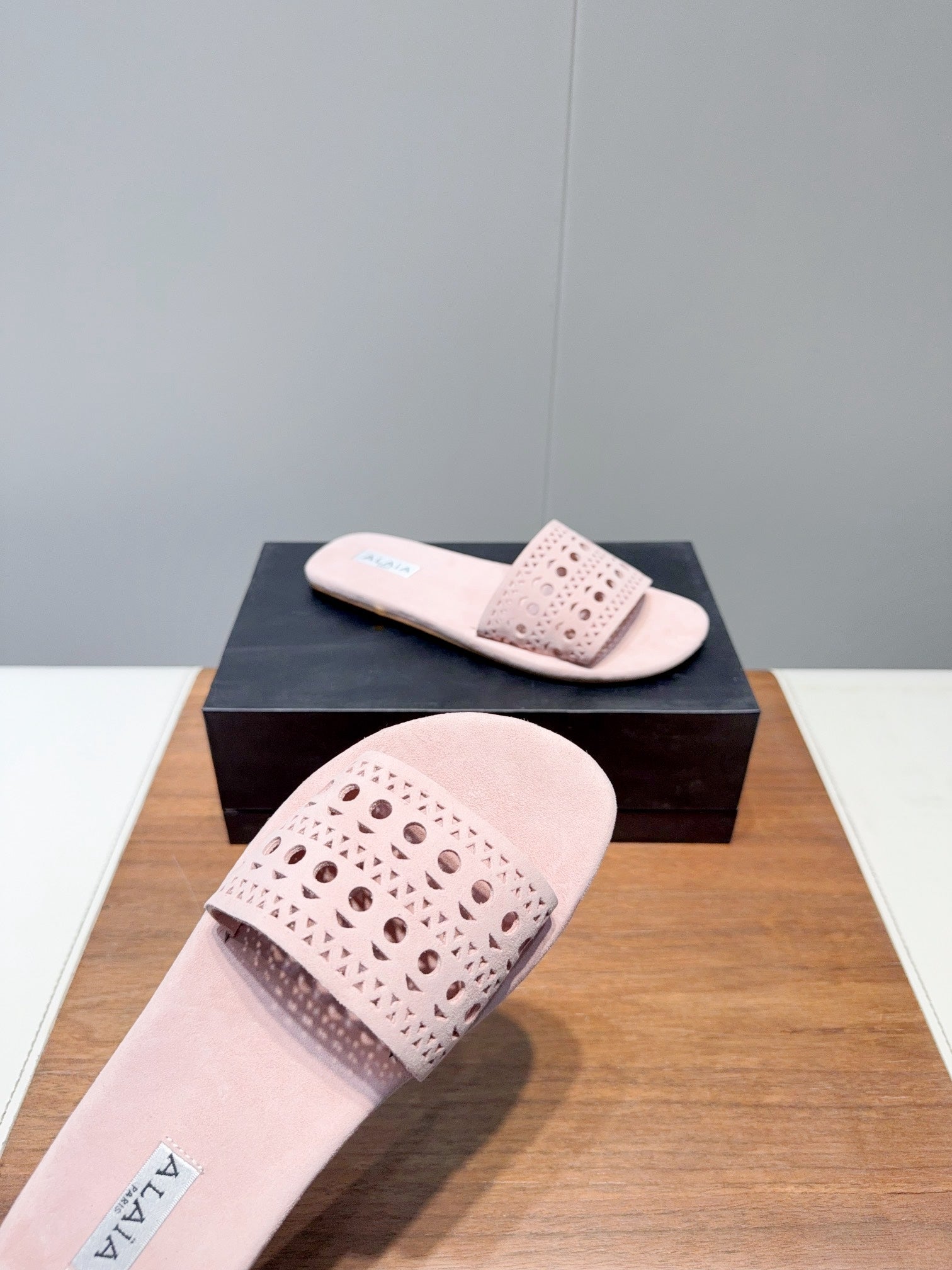 ALAIA FLAT SANDALS WITH PERFORATED STRAPS 25S IN LIGHT PINK SUEDE