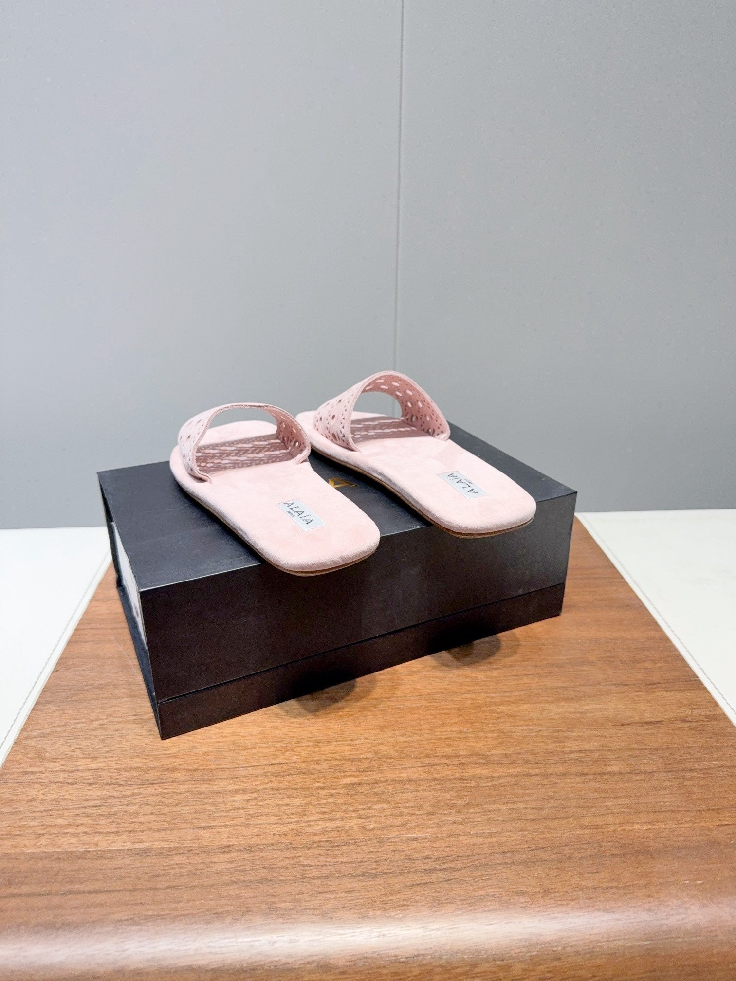 ALAIA FLAT SANDALS WITH PERFORATED STRAPS 25S IN LIGHT PINK SUEDE