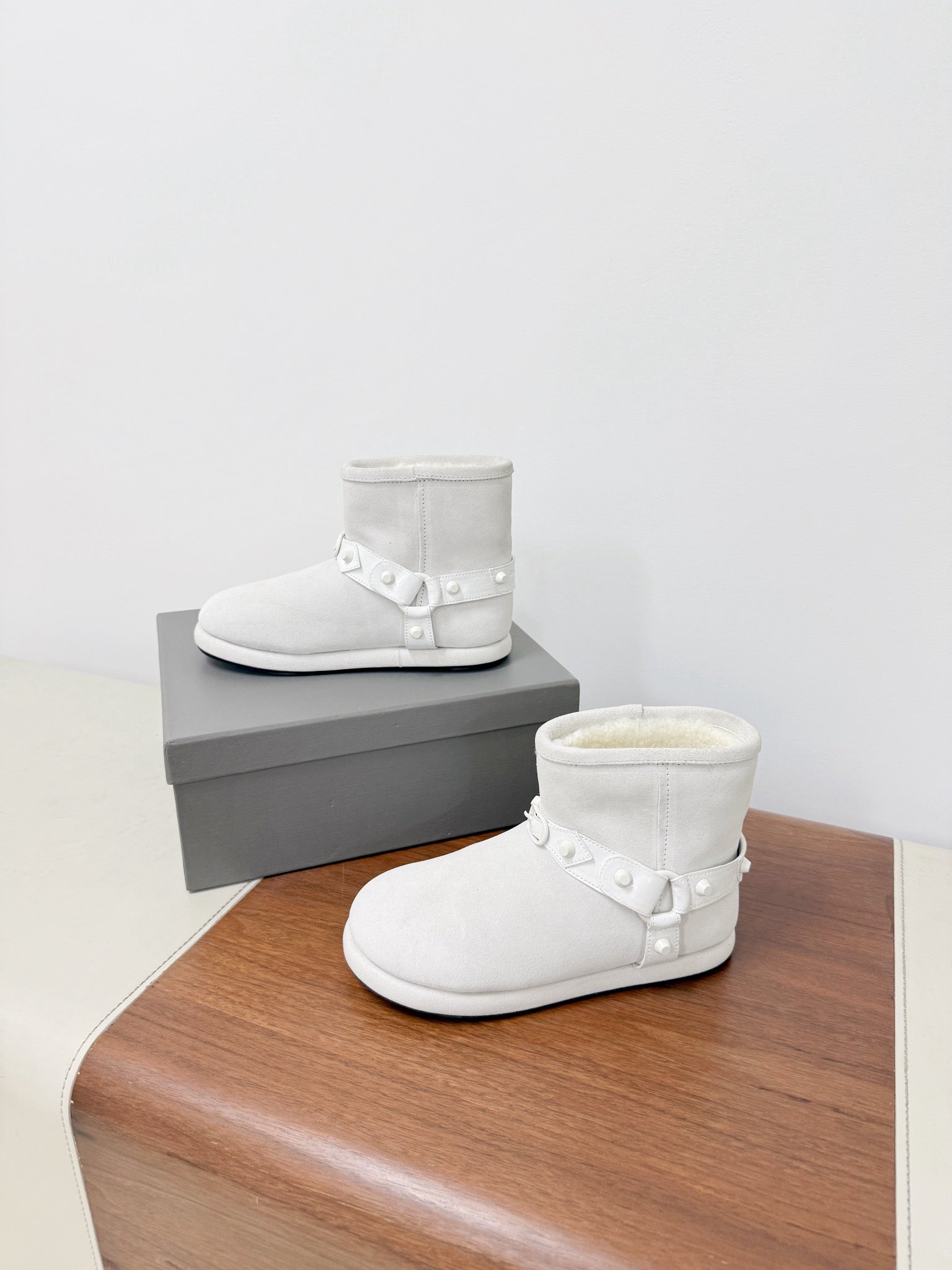 BALENCIAGA 25S ALASKA ANKLE BOOTS IN WHITE SUEDE AND LAMBSKIN