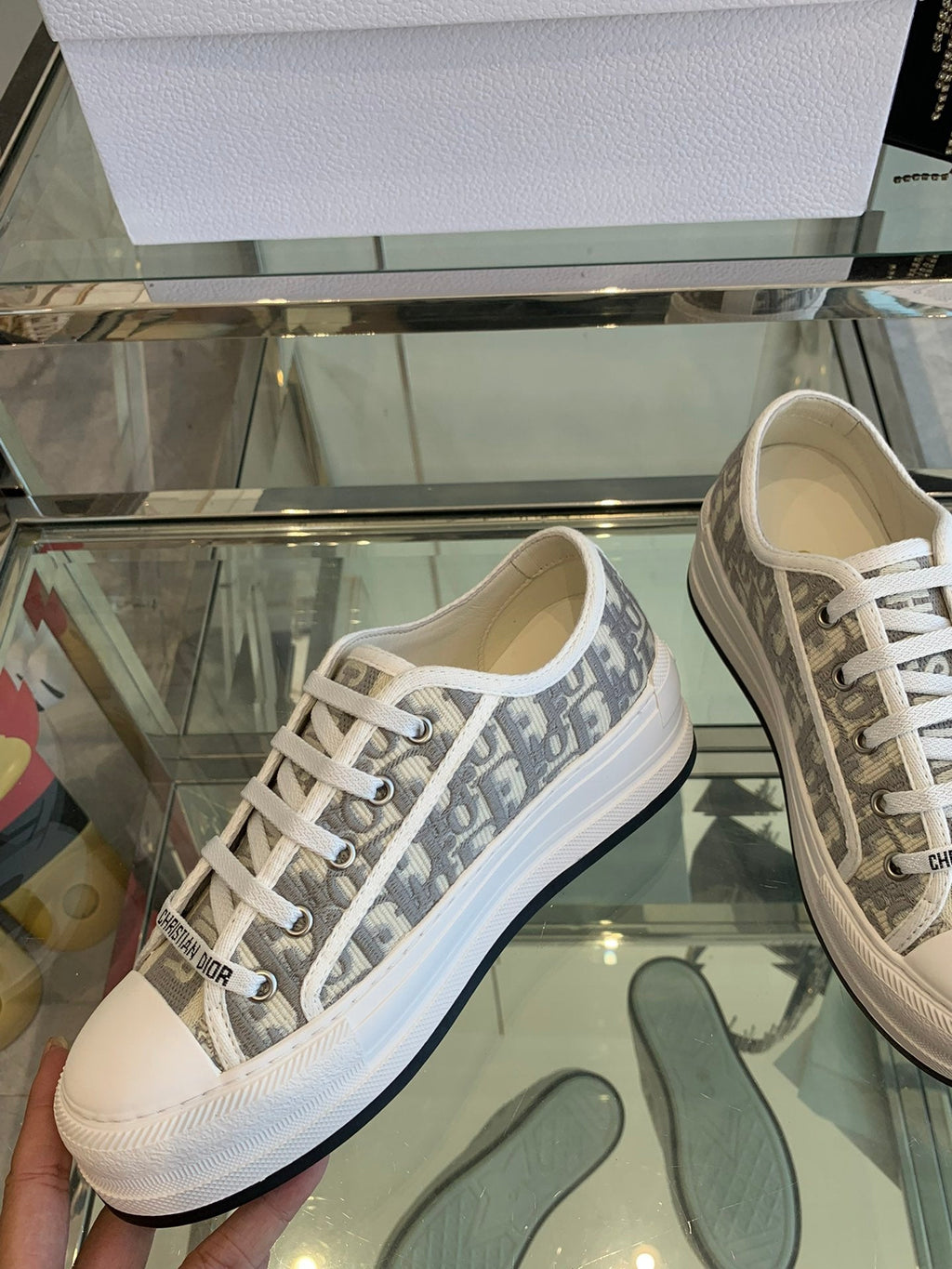 WALK'N PLATFORM SNEAKER IN DOLPHIN GRAY EMBROIDERY ICONIC PATTERNS FABRIC