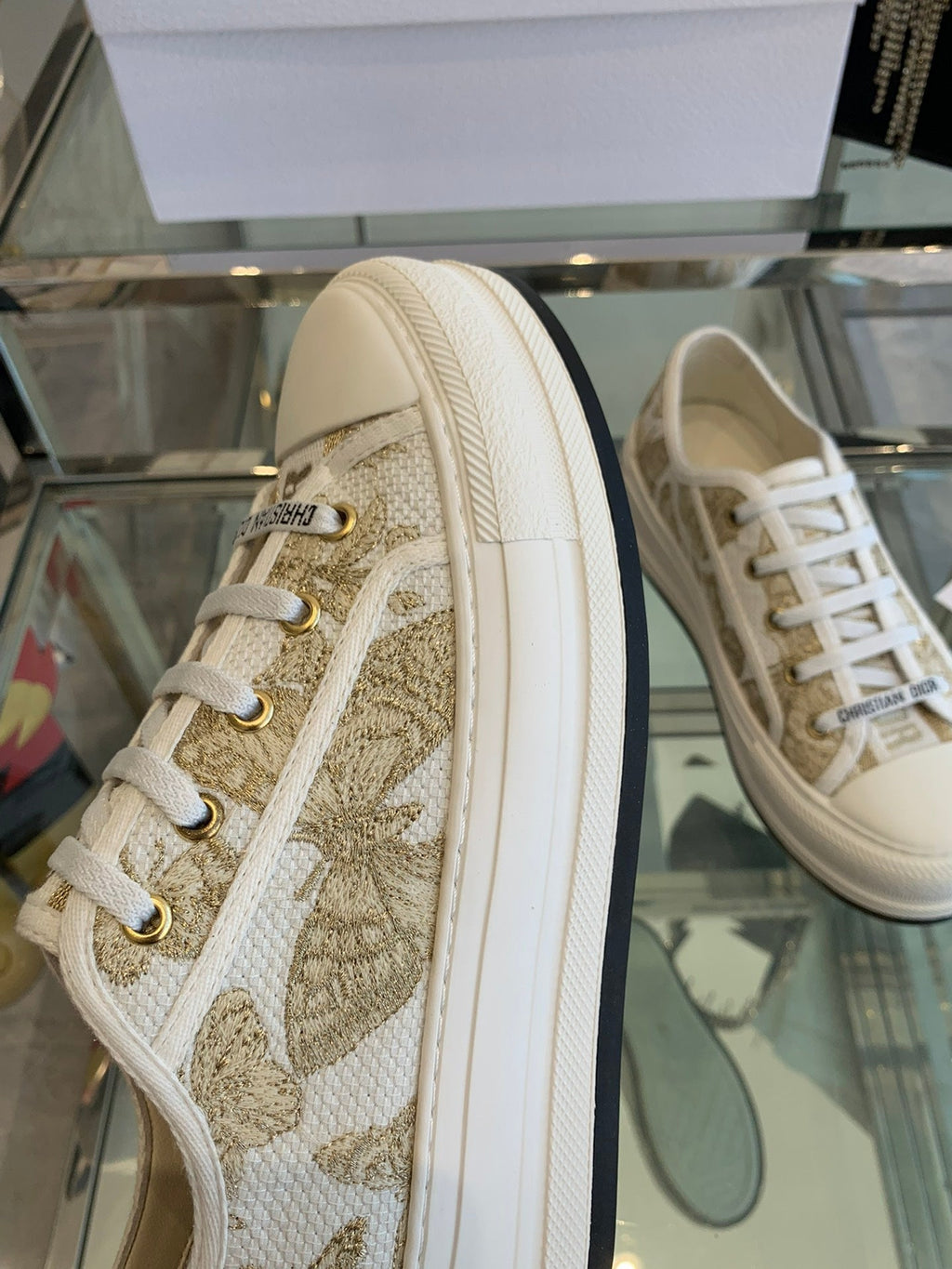 WALK'N PLATFORM SNEAKER IN WHITE-GOLD TONE EMBROIDERED FABRIC