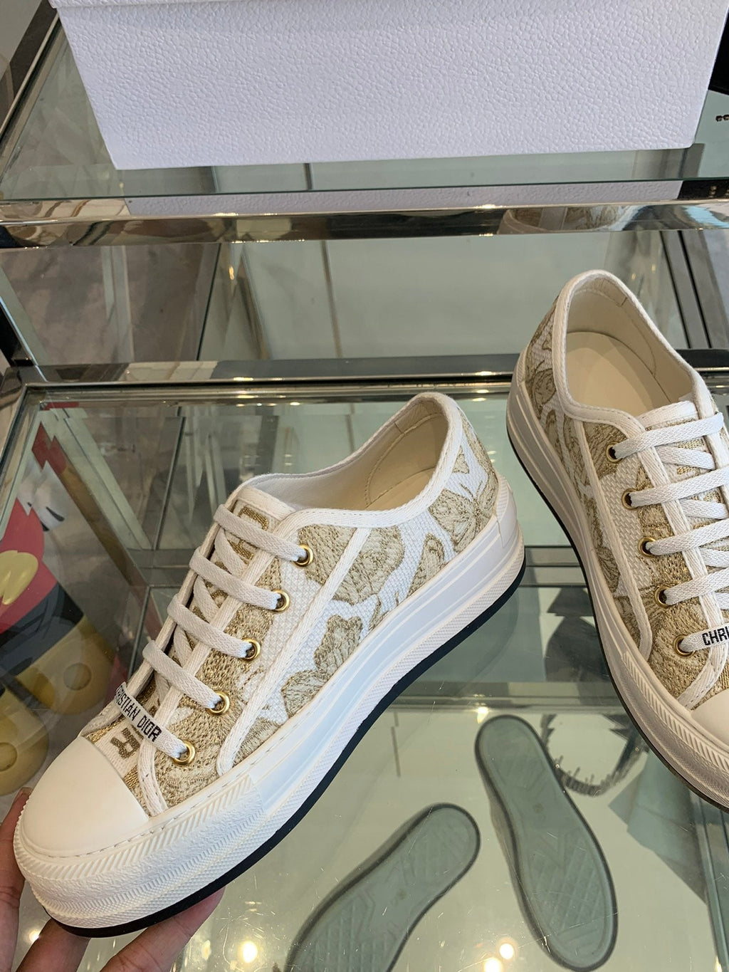 WALK'N PLATFORM SNEAKER IN WHITE-GOLD TONE EMBROIDERED FABRIC