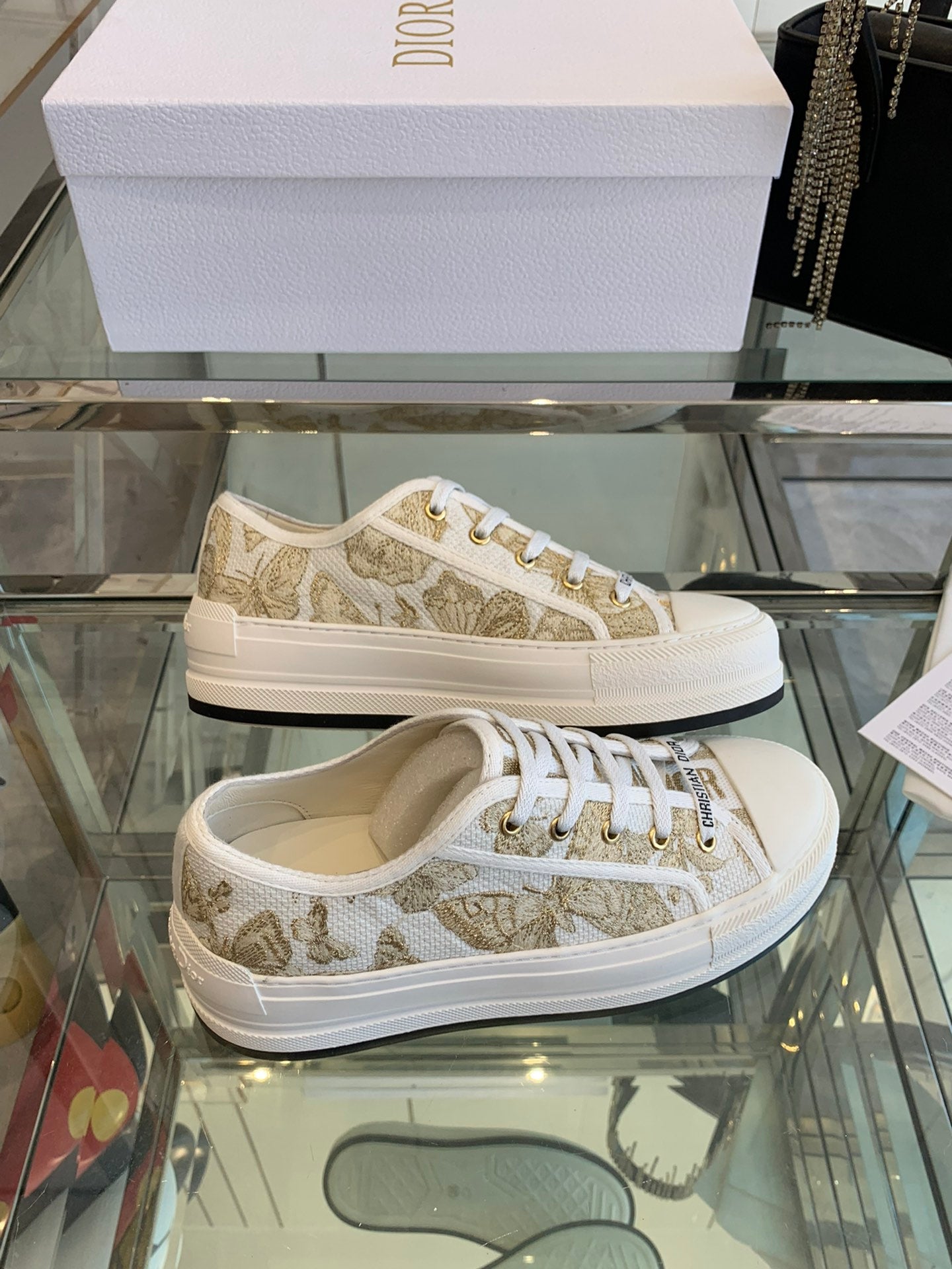 WALK'N PLATFORM SNEAKER IN WHITE-GOLD TONE EMBROIDERED FABRIC