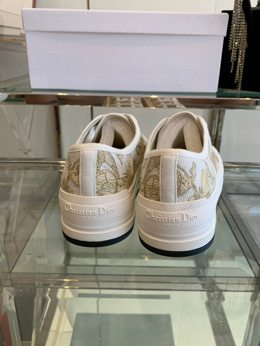 WALK'N PLATFORM SNEAKER IN WHITE-GOLD TONE EMBROIDERED FABRIC