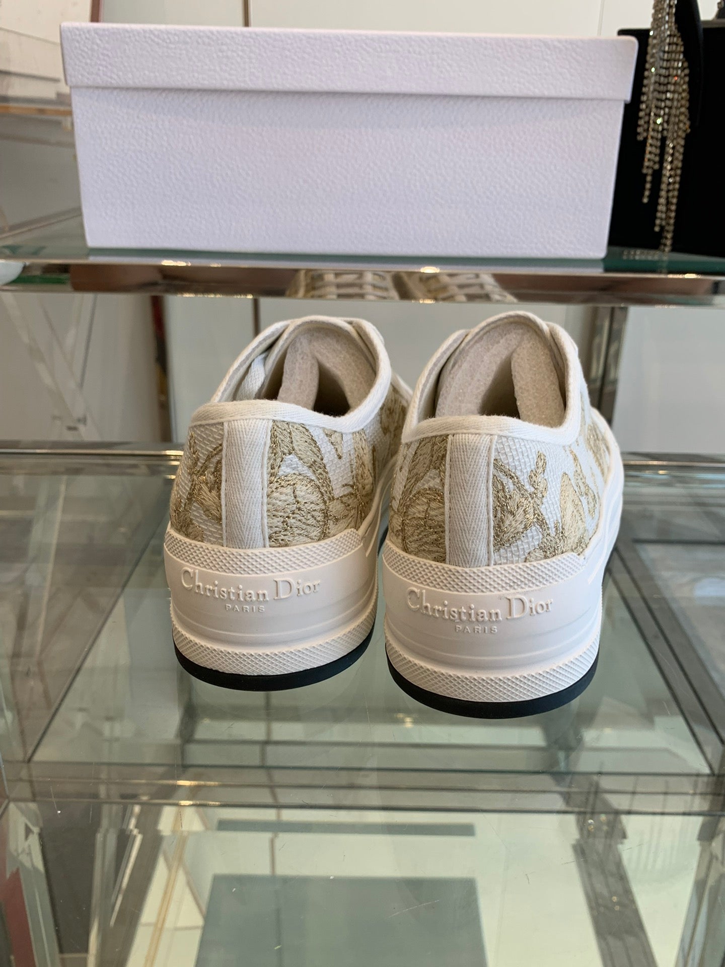 WALK'N PLATFORM SNEAKER IN WHITE-GOLD TONE EMBROIDERED FABRIC