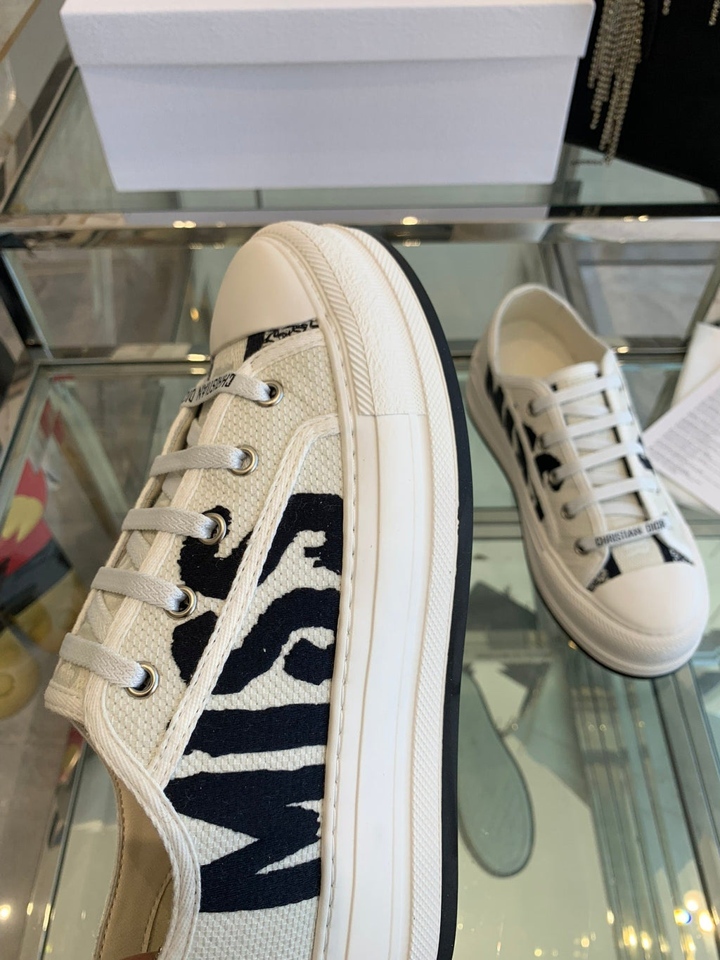 WALK'N PLATFORM SNEAKER IN WHITE AND BLACK EMBROIDERED COTTON