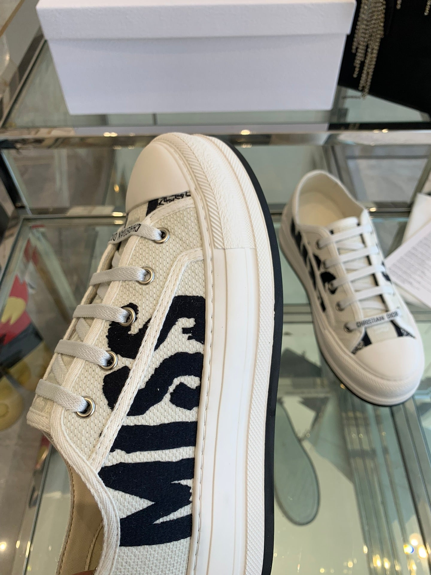 WALK'N PLATFORM SNEAKER IN WHITE AND BLACK EMBROIDERED COTTON