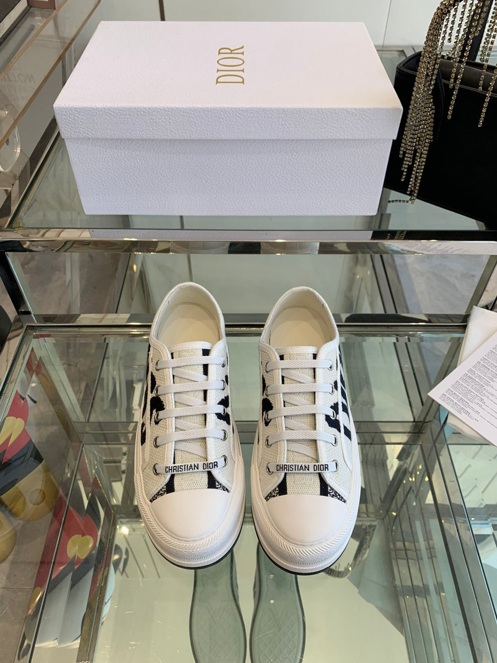 WALK'N PLATFORM SNEAKER IN WHITE AND BLACK EMBROIDERED COTTON