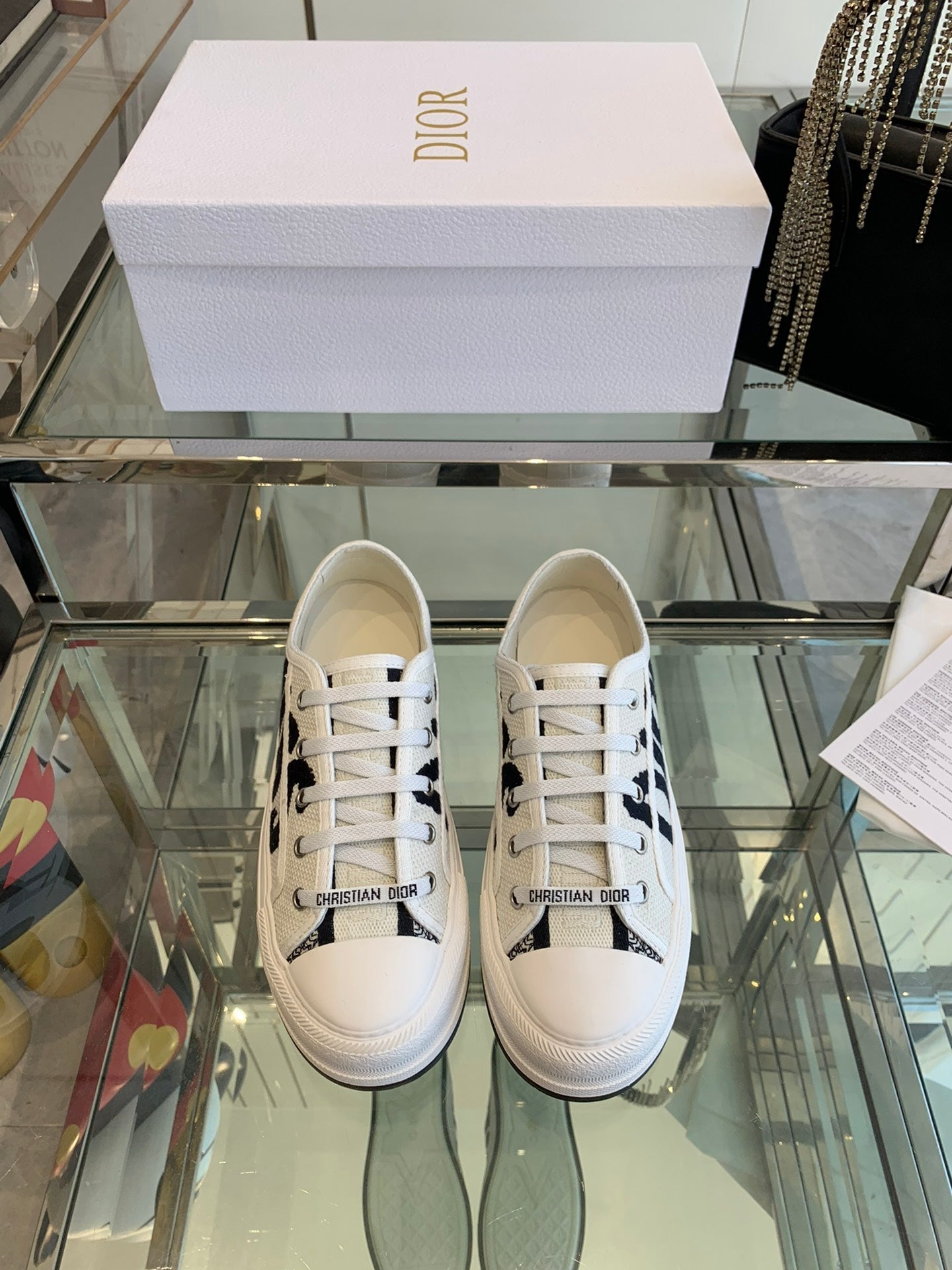 WALK'N PLATFORM SNEAKER IN WHITE AND BLACK EMBROIDERED COTTON