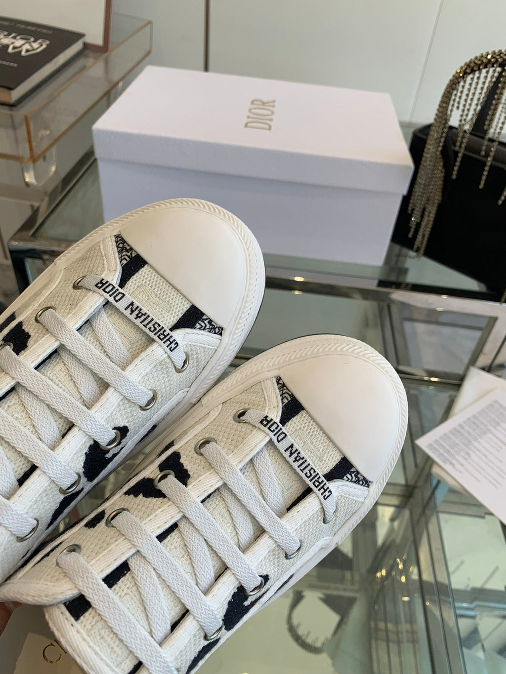 WALK'N PLATFORM SNEAKER IN WHITE AND BLACK EMBROIDERED COTTON