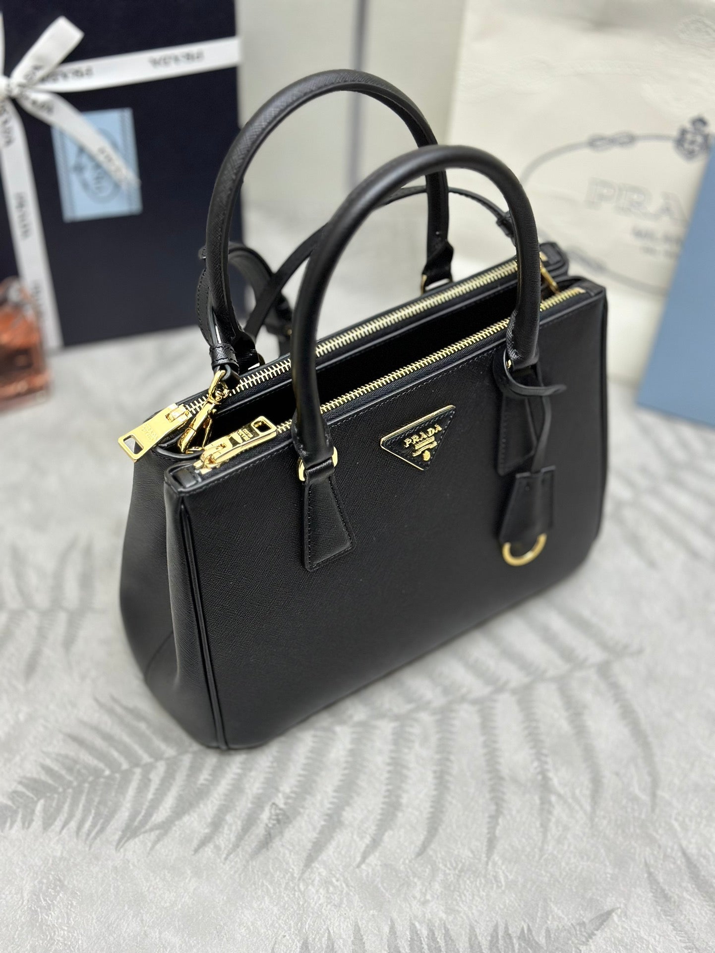 PRADA 25S GALLERIA LARGE BAG 28 IN BLACK CALFSKIN GOLD HARDWRE