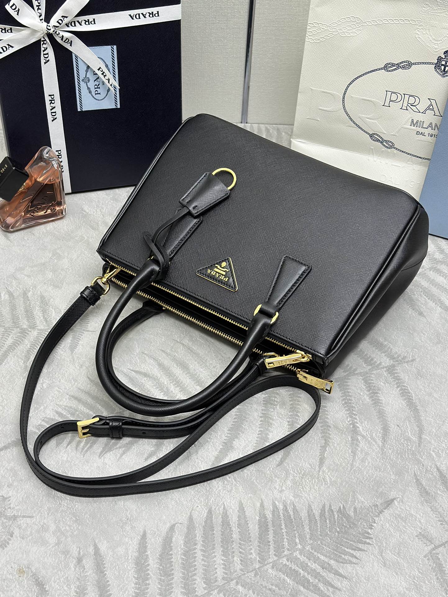 PRADA 25S GALLERIA LARGE BAG 28 IN BLACK CALFSKIN GOLD HARDWARE