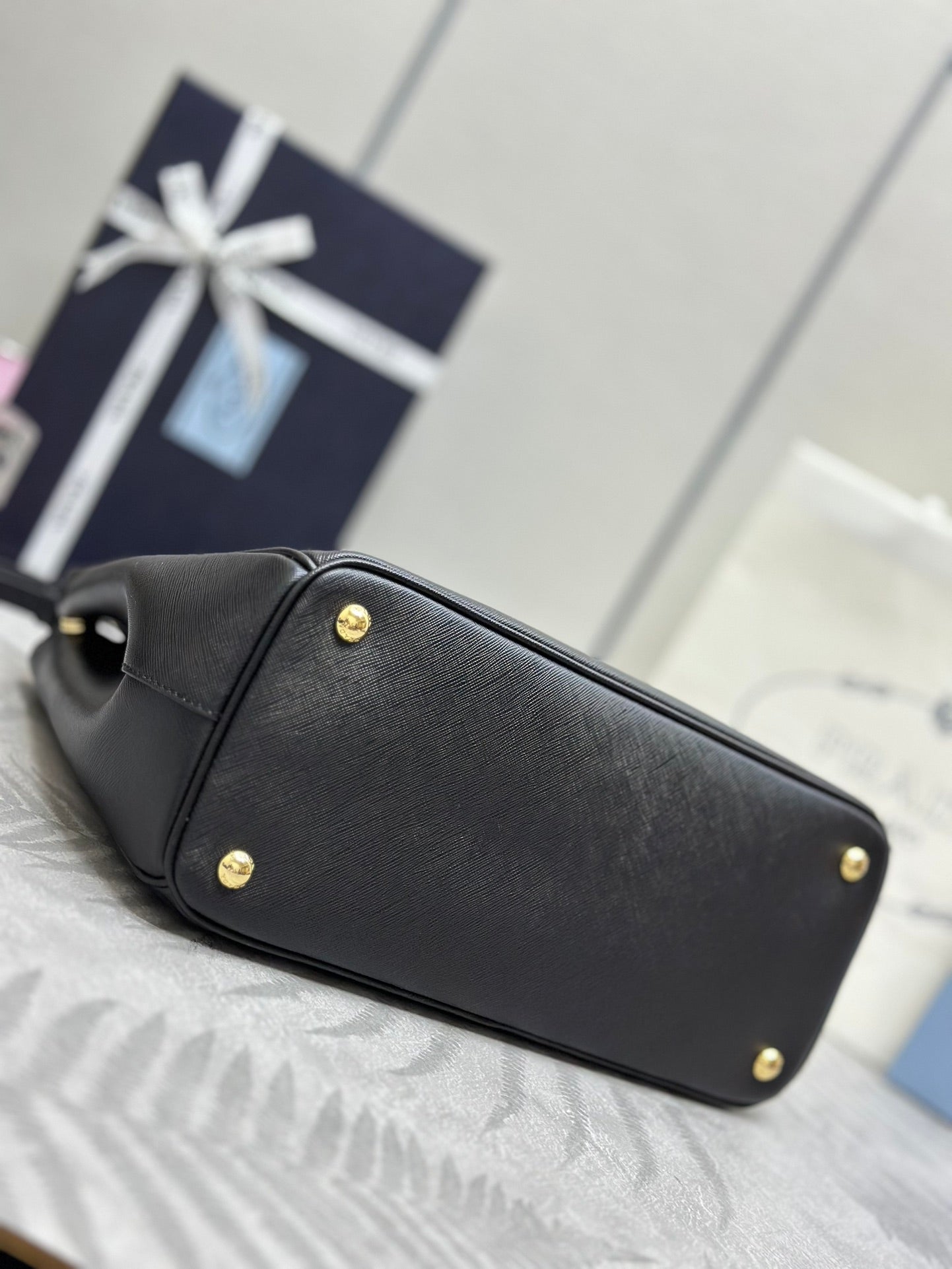 PRADA 25S GALLERIA LARGE BAG 32 IN BLACK CALFSKIN GOLD HARDWRE