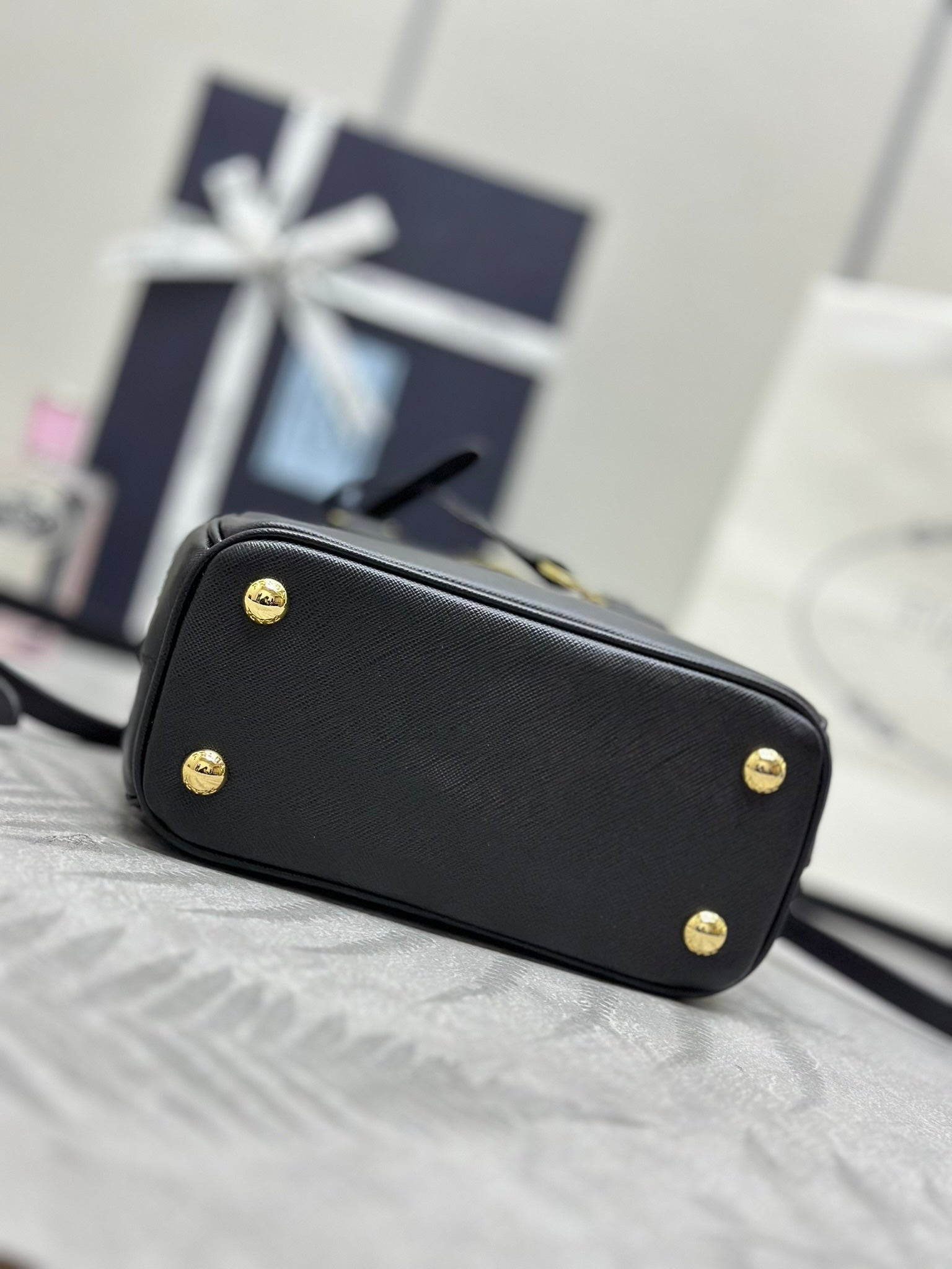 PRADA 25S GALLERIA MEDIUM BAG 20 IN BLACK CALFSKIN GOLD HARDWARE