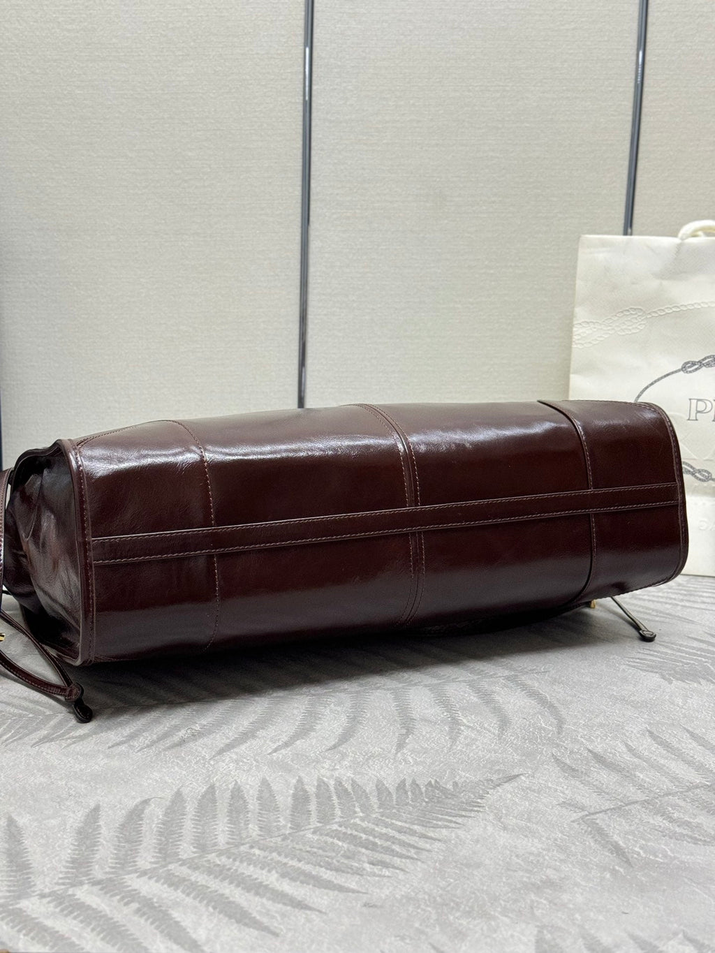 PRADA 25S BONNIE EXTRA-LARGE 42 IN DARK BROWN GLOSSY CALFSKIN GOLD HARDWARE