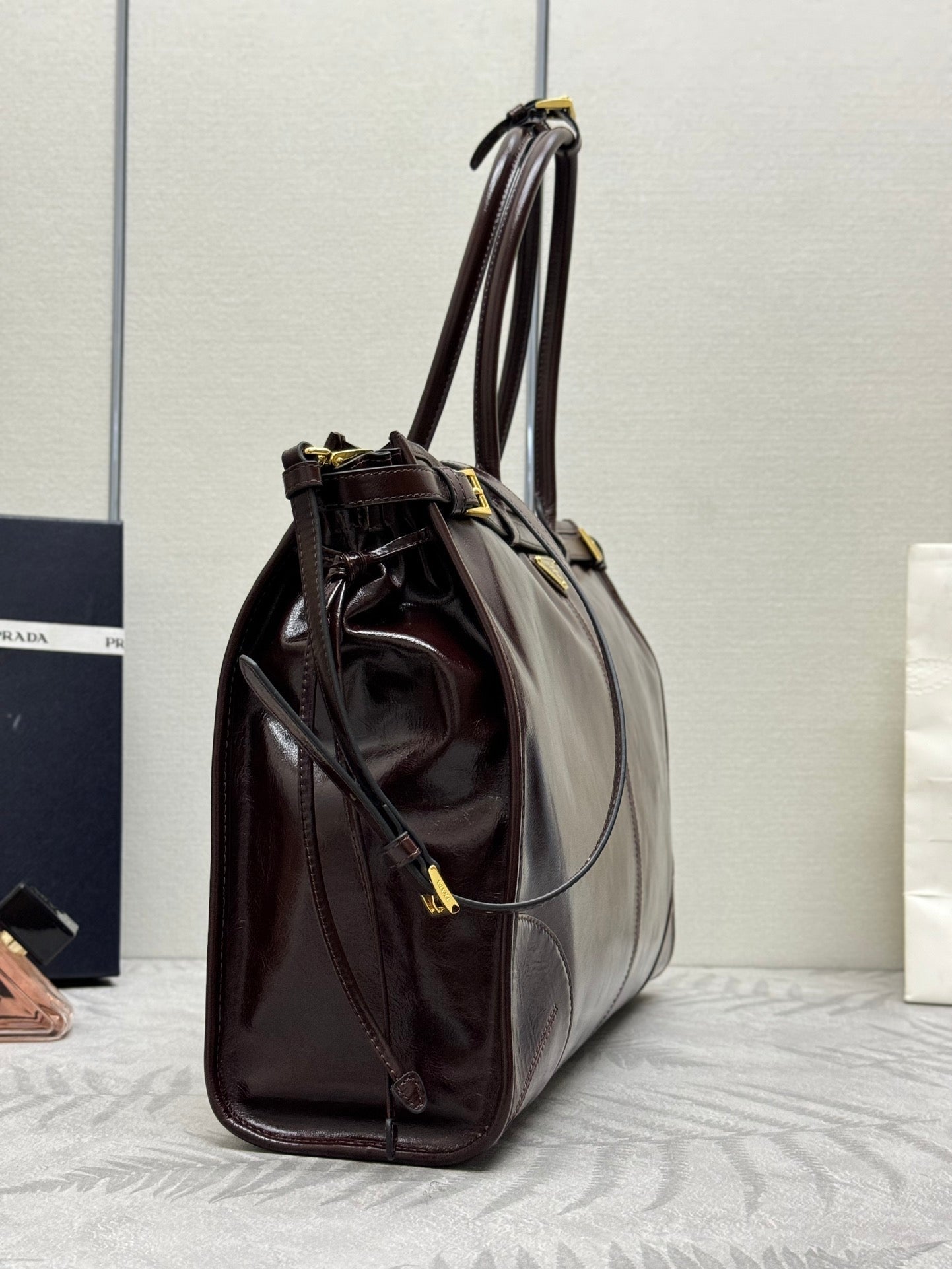 PRADA 25S BONNIE EXTRA-LARGE 42 IN DARK BROWN GLOSSY CALFSKIN GOLD HARDWRE