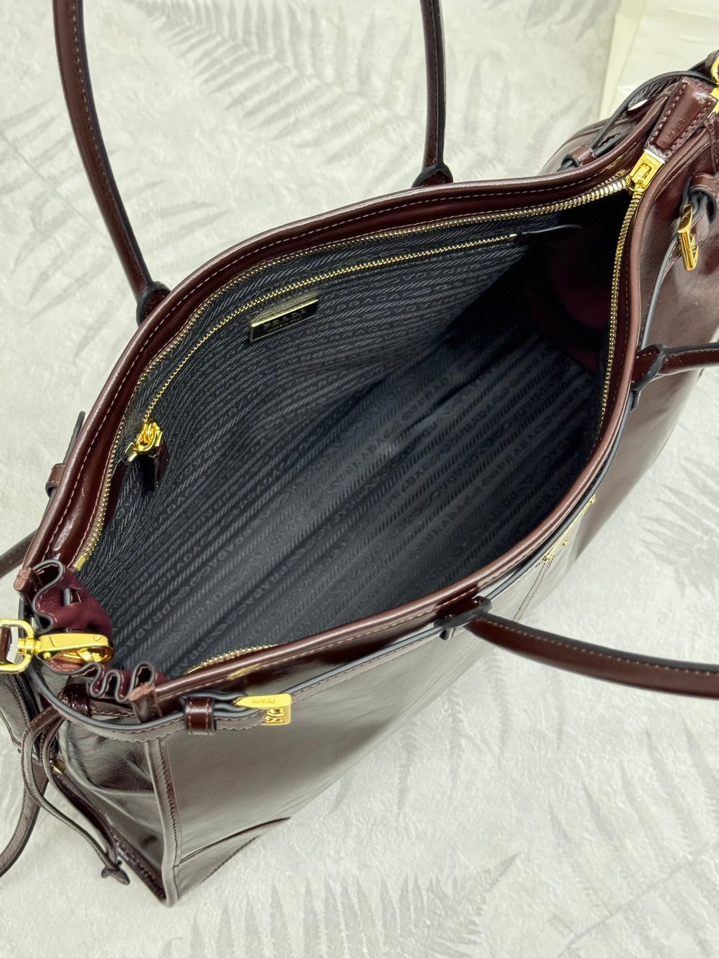 PRADA 25S BONNIE EXTRA-LARGE 42 IN DARK BROWN GLOSSY CALFSKIN GOLD HARDWRE