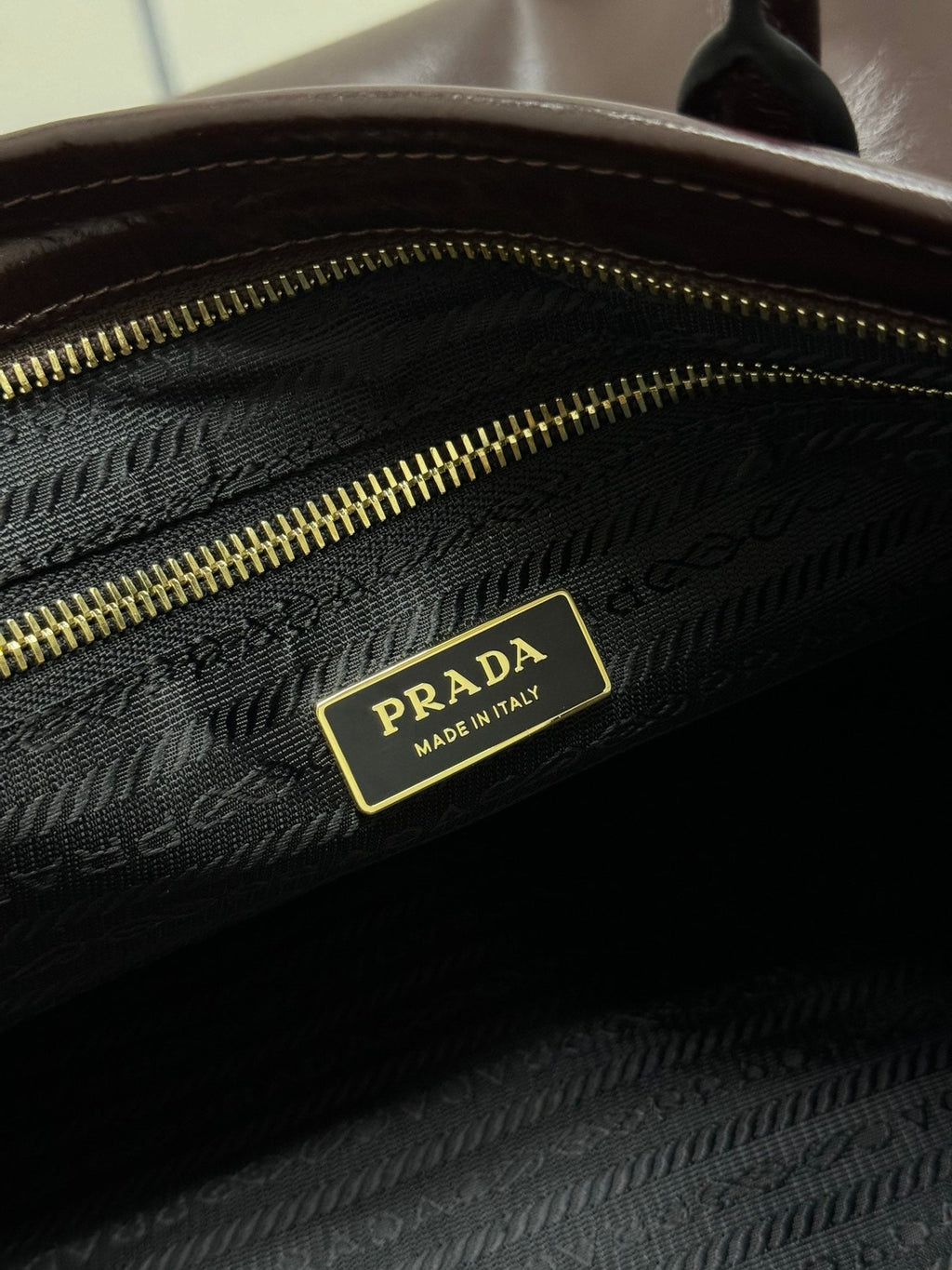 PRADA 25S BONNIE EXTRA-LARGE 42 IN DARK BROWN GLOSSY CALFSKIN GOLD HARDWRE