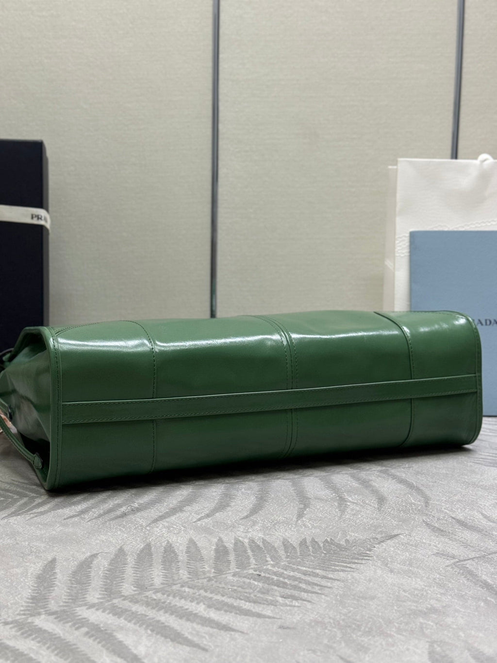 PRADA 25S BONNIE LARGE HANDBAG 38 IN GREEN GLOSSY CALFSKIN GOLD HARDWARE