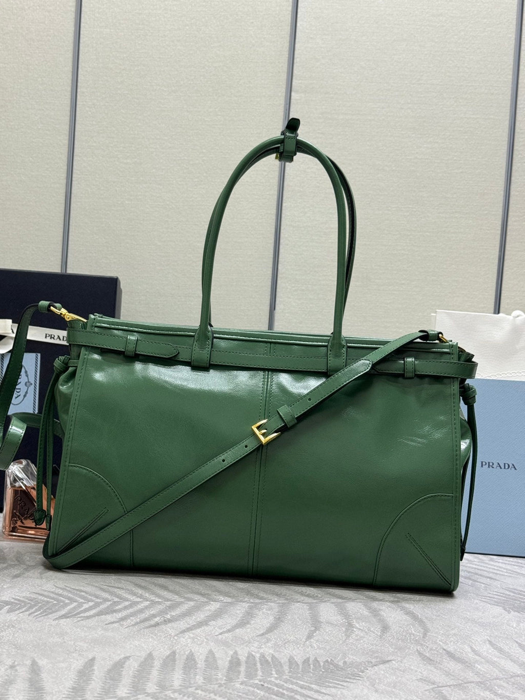 PRADA 25S BONNIE LARGE HANDBAG 38 IN GREEN GLOSSY CALFSKIN GOLD HARDWARE