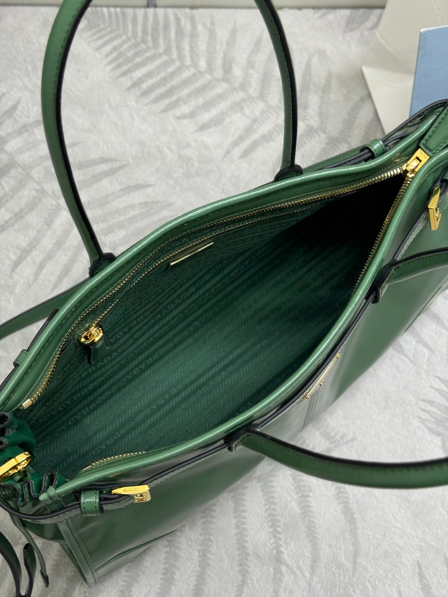PRADA 25S BONNIE LARGE HANDBAG 38 IN GREEN GLOSSY CALFSKIN GOLD HARDWRE