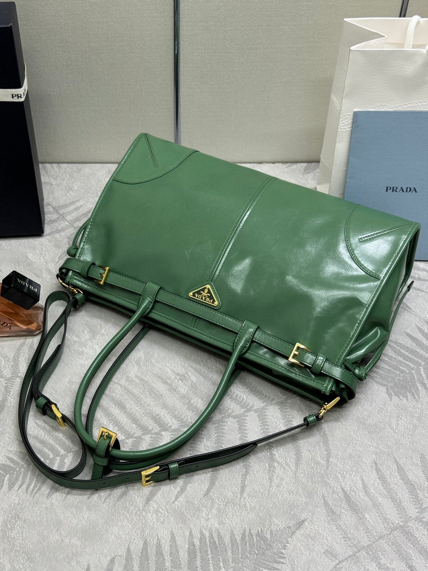 PRADA 25S BONNIE LARGE HANDBAG 38 IN GREEN GLOSSY CALFSKIN GOLD HARDWARE