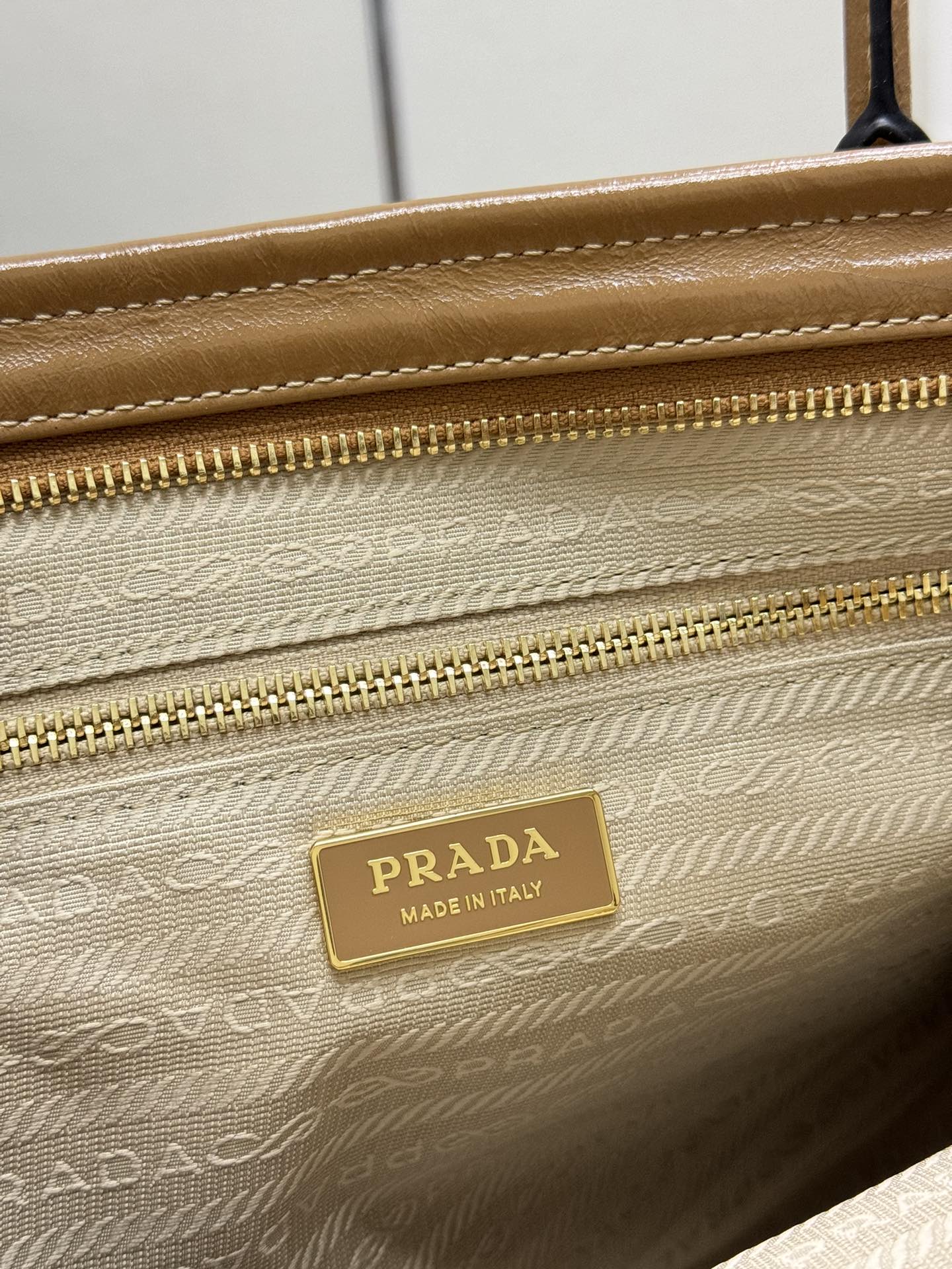 PRADA 25S BONNIE LARGE HANDBAG 38 IN GOLDEN BROWN CALFSKIN GOLD HARDWRE